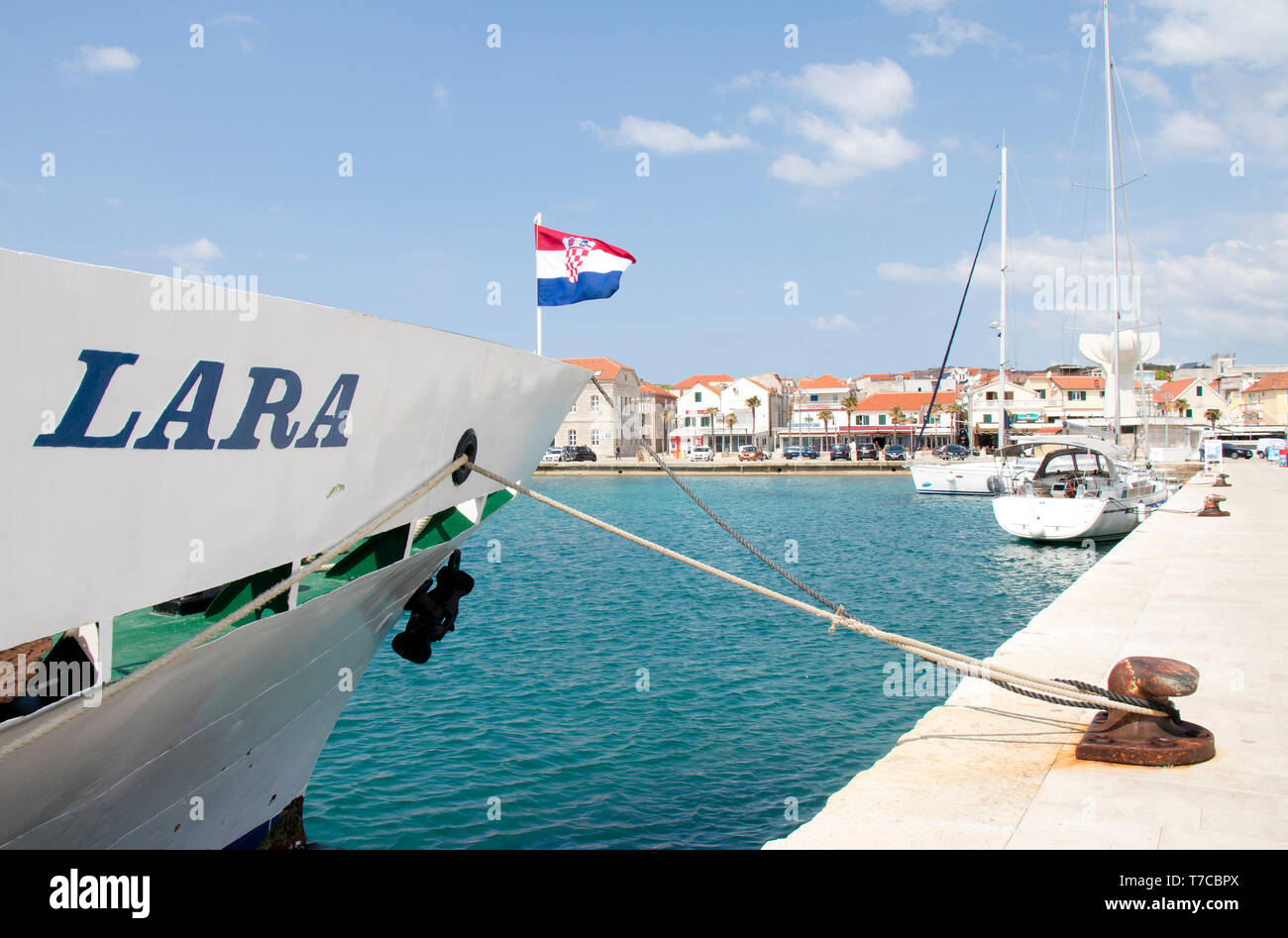Vodice, Kroatien - 1. Mai 2019: Passagierschiff Lara Befestigen am Pier in Vodice an einem sonnigen Frühlingstag Stockfoto