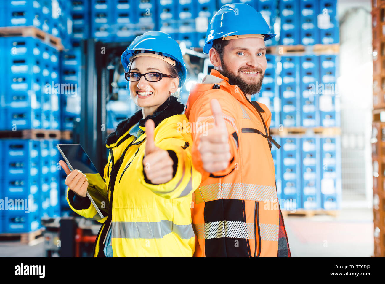 Arbeitnehmer in der Logistik Distribution Center mit Daumen-hoch Stockfoto