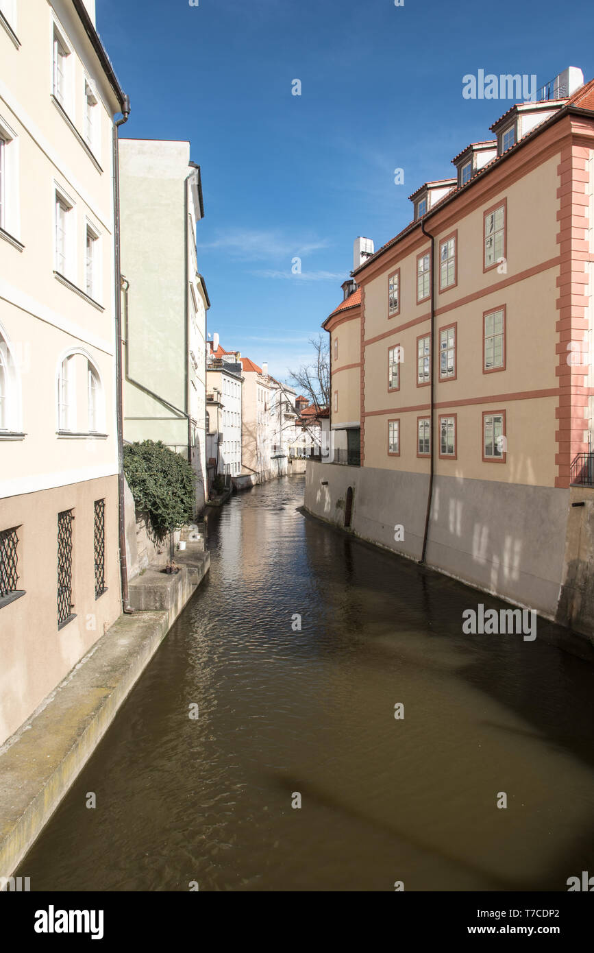 Certovka stream (Wasser, Kanal) mit Häusern rund um die Aufteilung der Kampa Insel auf Mala Srrana in Praha City während der schönen Tag mit blauem Himmel Stockfoto