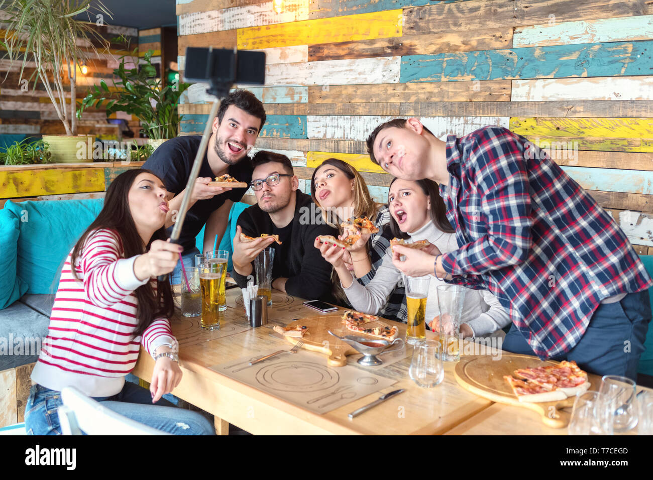 Beste Freunde unter selfie mit lustigen Gesichtern bei Party Stockfoto