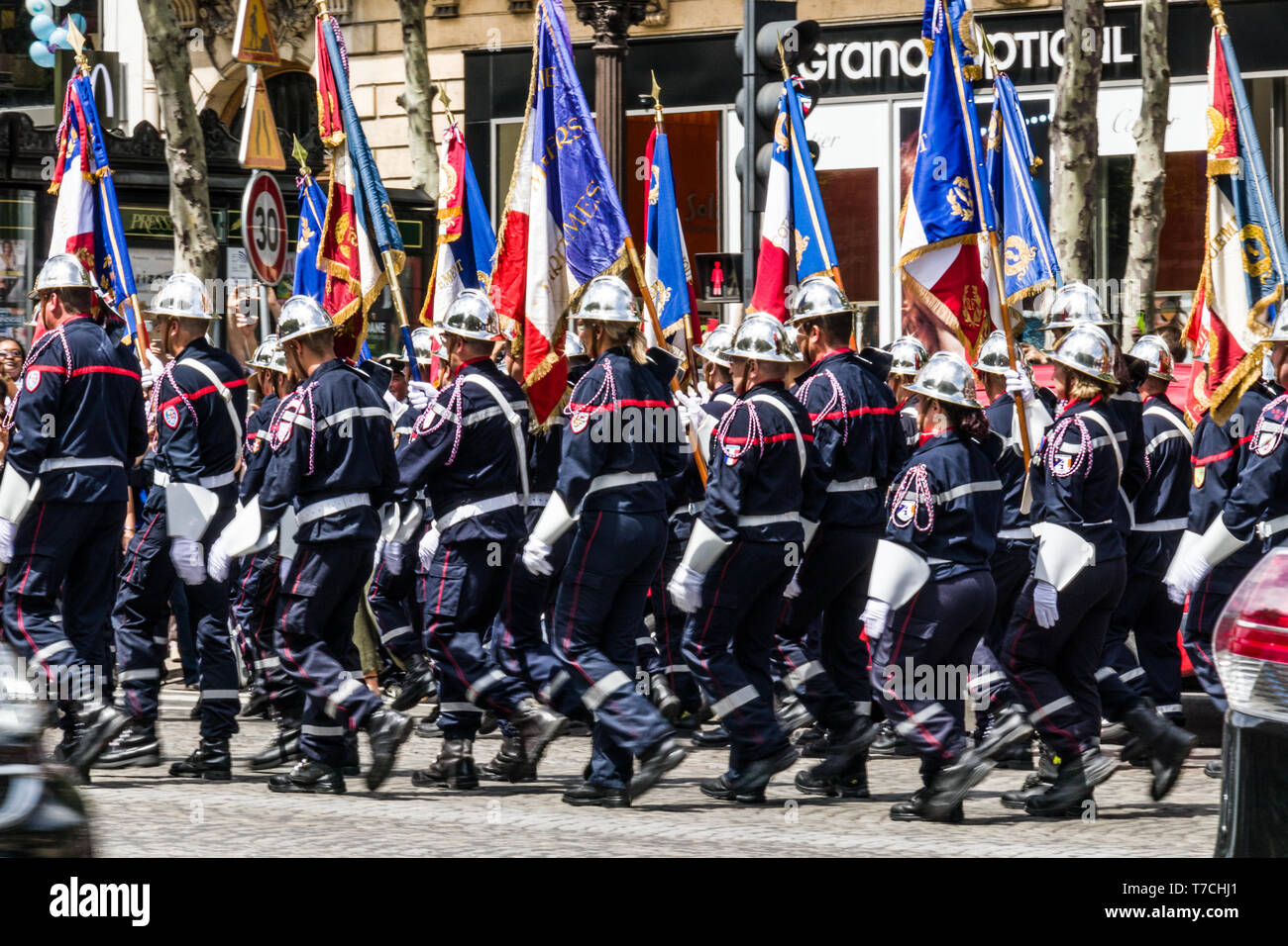 Feuerwehrleute in Paris März in einer Parade Stockfoto