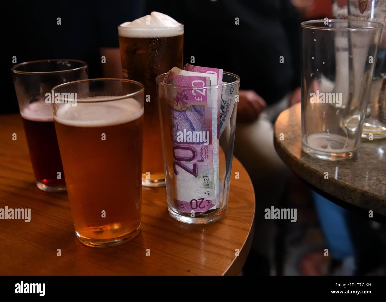 Ein pint Glas voll Geld als Kitty, das ist ein Beitrag von Geld für jedes anwesende Mitglied für die Getränke zahlen bekannt Stockfoto