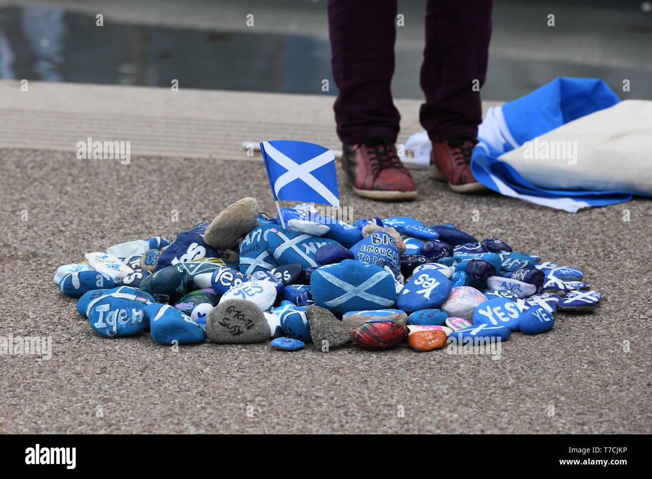 Eine Anzeige der bemalten Steinen mit der Schottischen Flagge am Eingang des schottischen Parlaments in Edinburgh, Schottland, Großbritannien, Europa Stockfoto