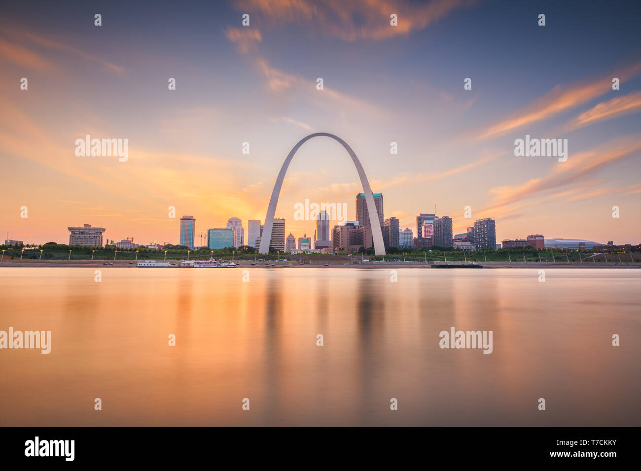 St. Louis, Missouri, USA downtown Stadtbild auf dem Mississippi Fluss in der Dämmerung. Stockfoto