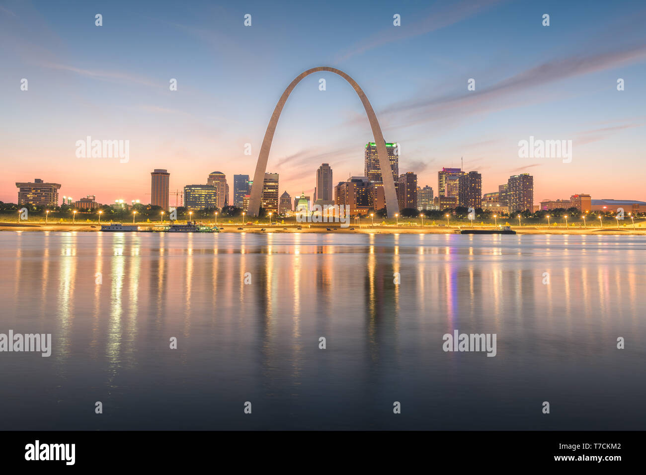 St. Louis, Missouri, USA downtown Stadtbild auf dem Mississippi Fluss in der Dämmerung. Stockfoto