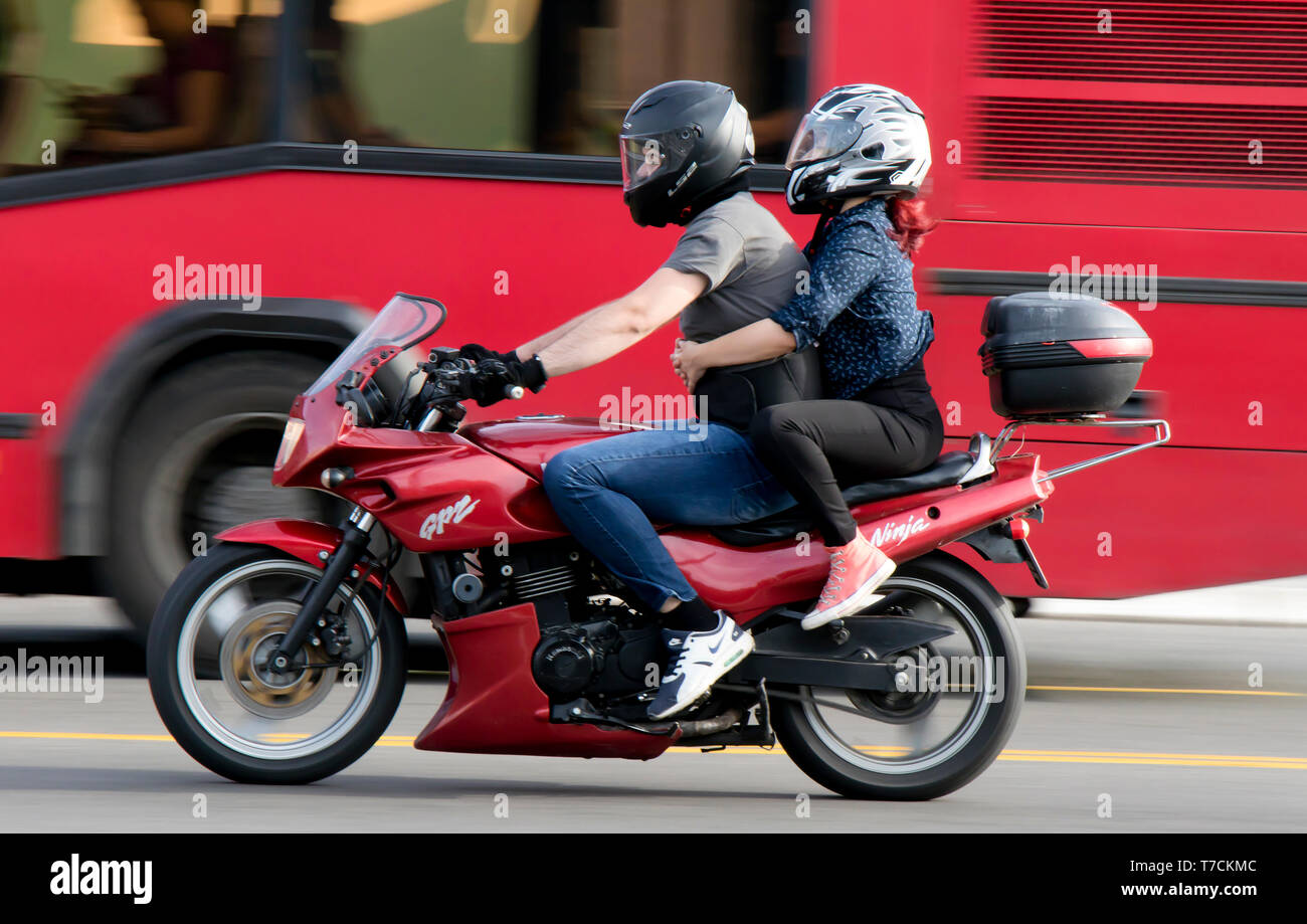Belgrad, Serbien - April 26, 2019: Paar reiten auf einem roten Motorrad in der Stadt Straße Verkehr Stockfoto
