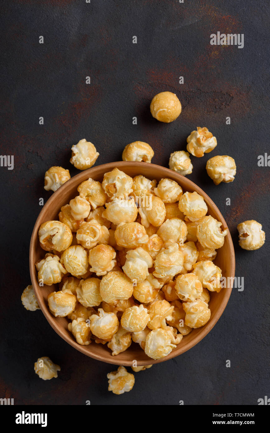 Karamell Popcorn in der Schüssel Stockfoto
