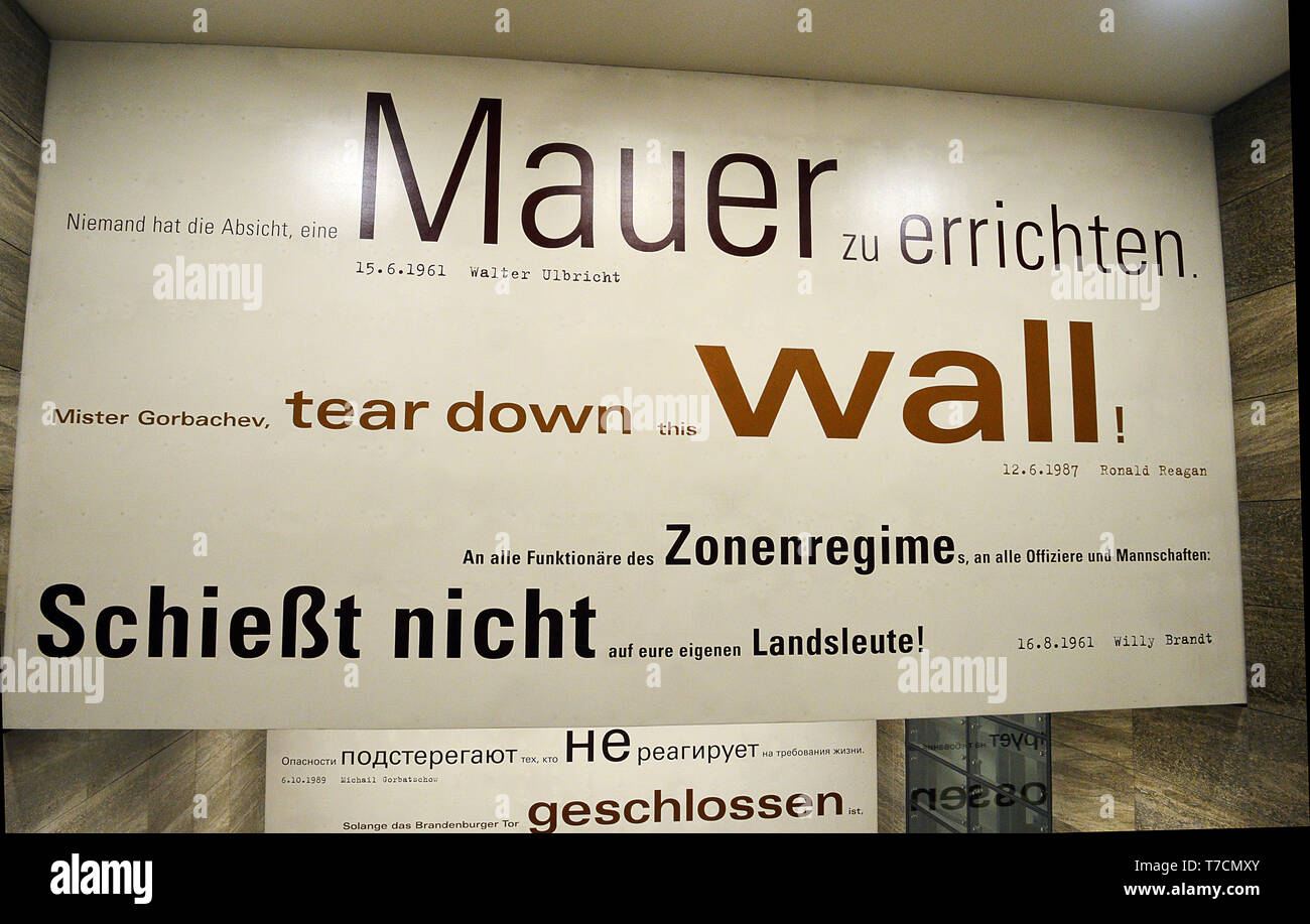 BERLIN, DEUTSCHLAND - 2 April 2019: Aussagen über die Berliner Mauer am Brandenburger Tor U-Bahn Station angezeigt, beginnend mit Walter Ulbricht Stockfoto