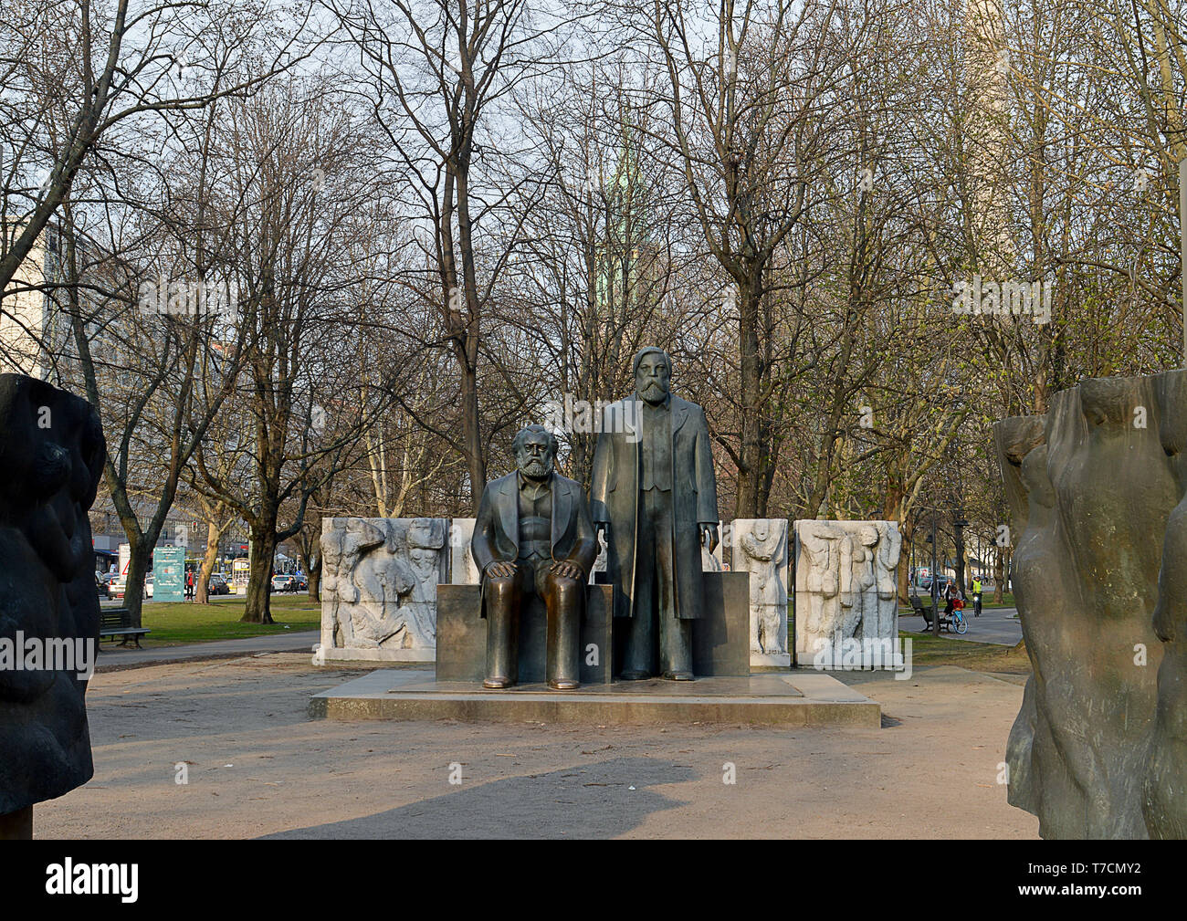 BERLIN, DEUTSCHLAND - 3 April 2019: Statuen von Karl Marx und Friedrich Engels in der Marx-Engels-Forum, das von der DDR-Behörden errichtet. Stockfoto