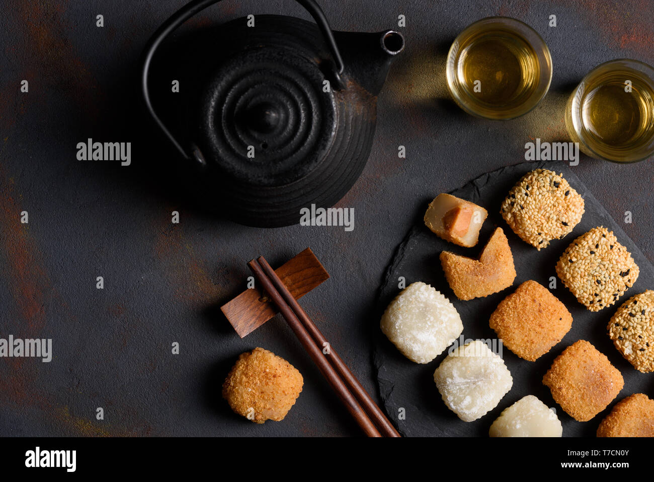 Mochi Sortiment mit Holz- chopticks und Tee traditionelle japanische Reis Dessert flach Top View Stockfoto