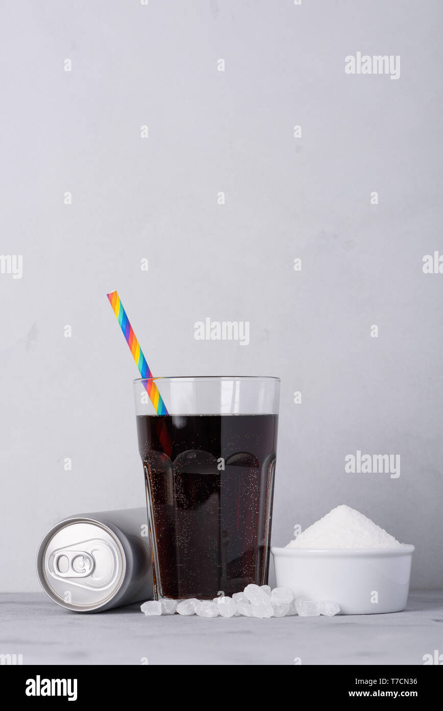 Soft Drink und Glas mit Kristallzucker auf Tisch Konzept und Stockfoto
