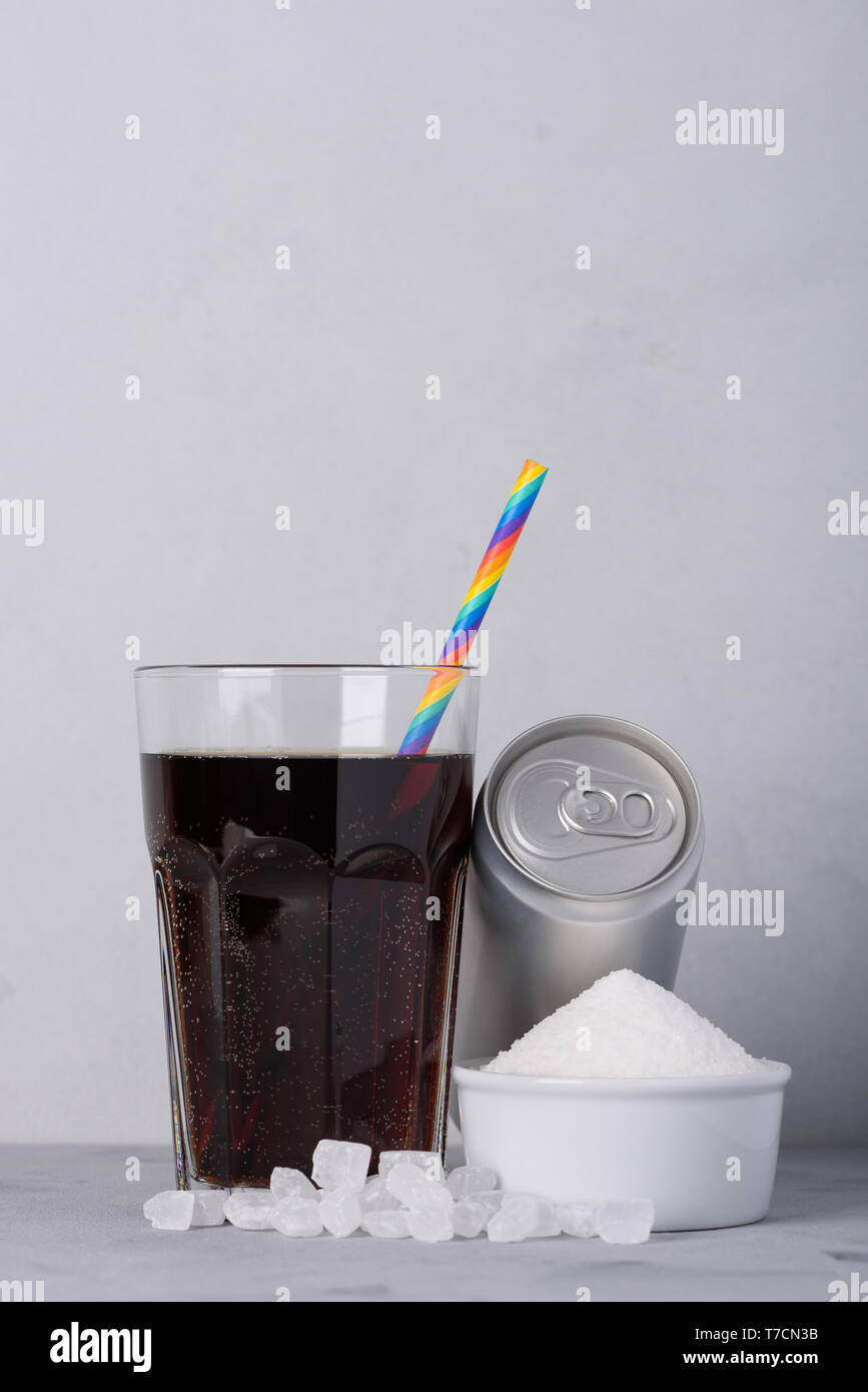 Soft Drink und kann mit und Kristallzucker auf Tisch Stockfoto