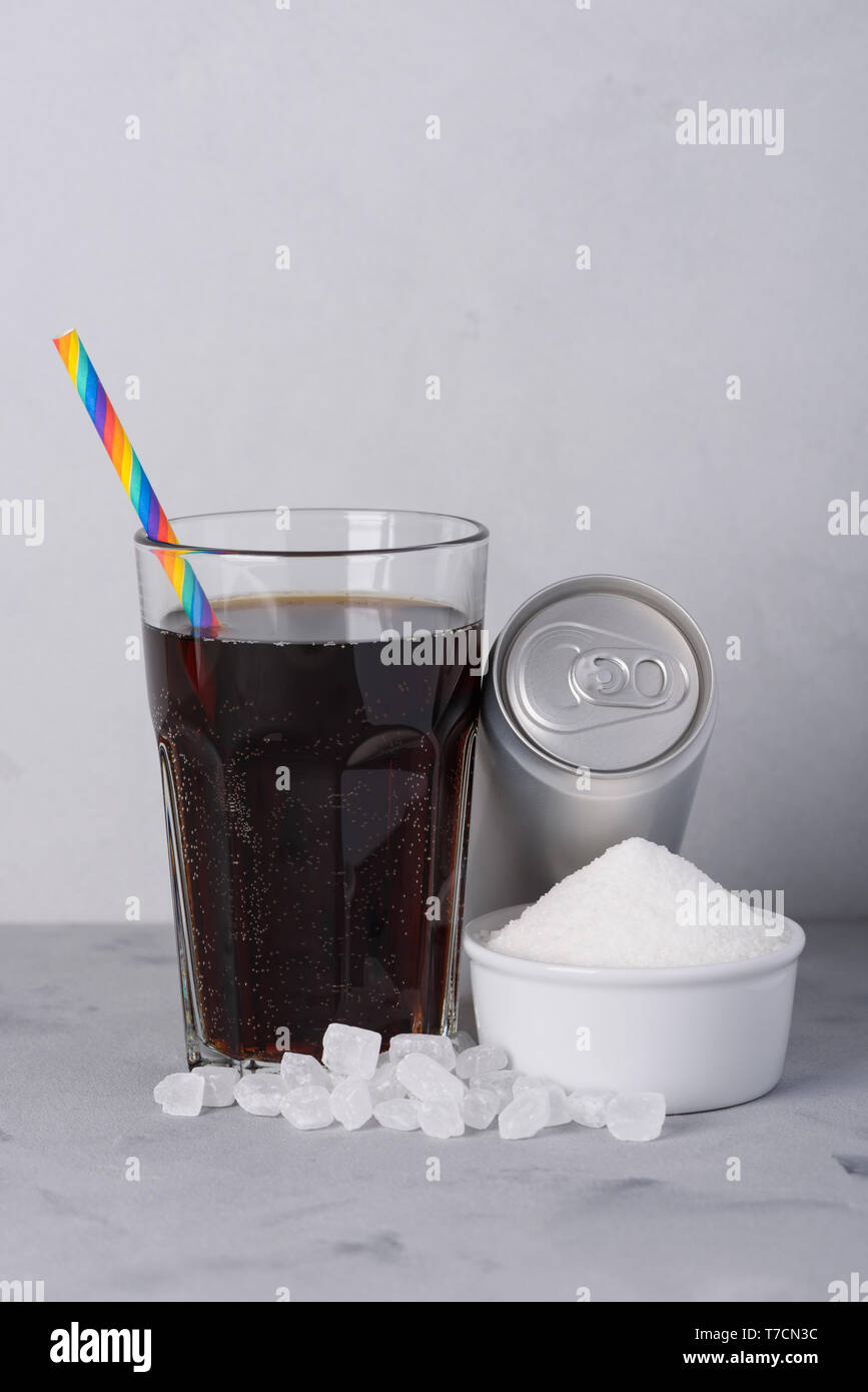 Soft Drink und kann mit und Kristallzucker auf Tisch Konzept Stockfoto