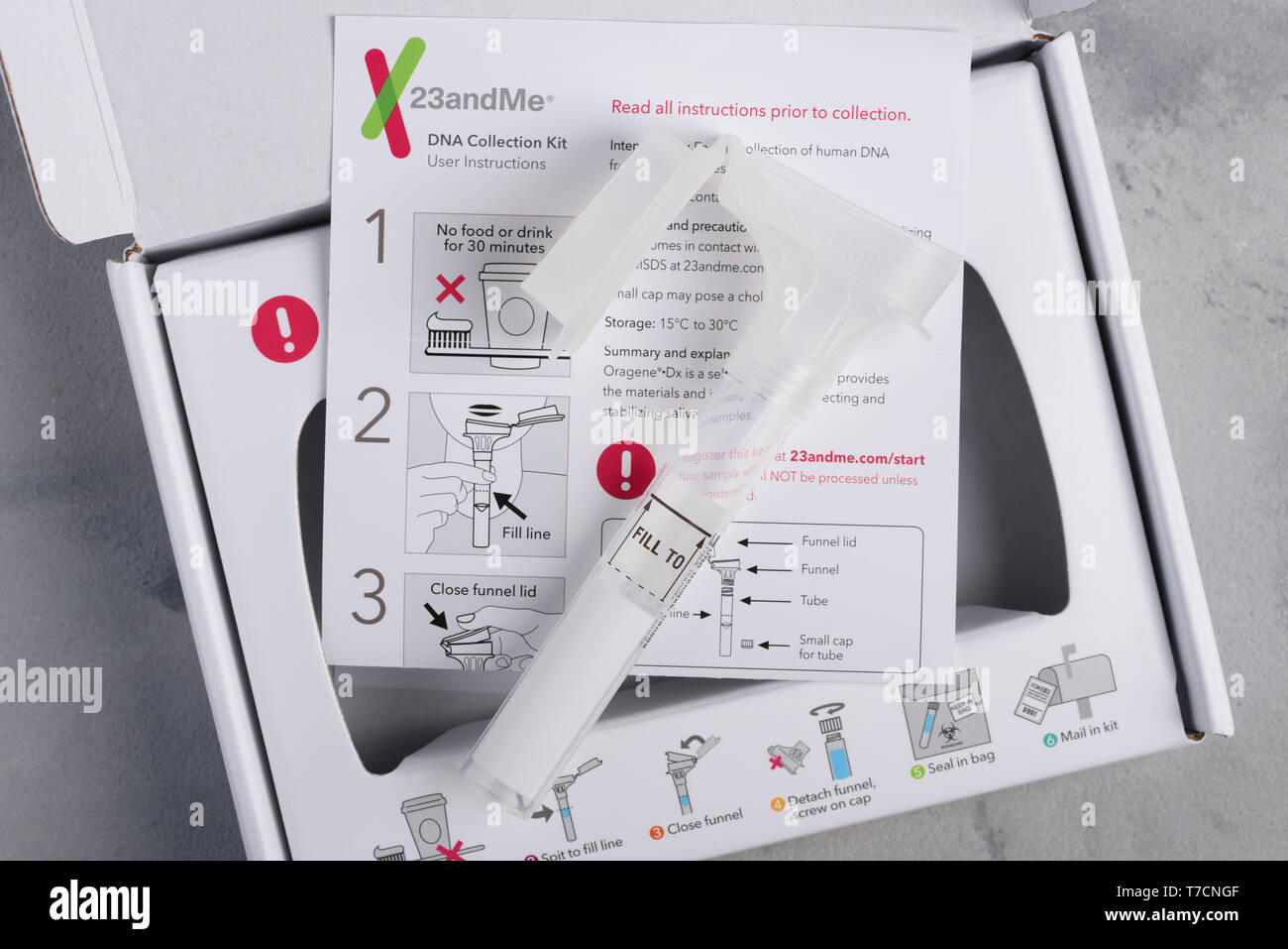Kiew, Ukraine - 17. Oktober 2018: 23andMe persönliche Herkunft genetischer Test Saliva Collection Kit, mit Rohr, Box und Anleitung. Illustrative editorial Stockfoto