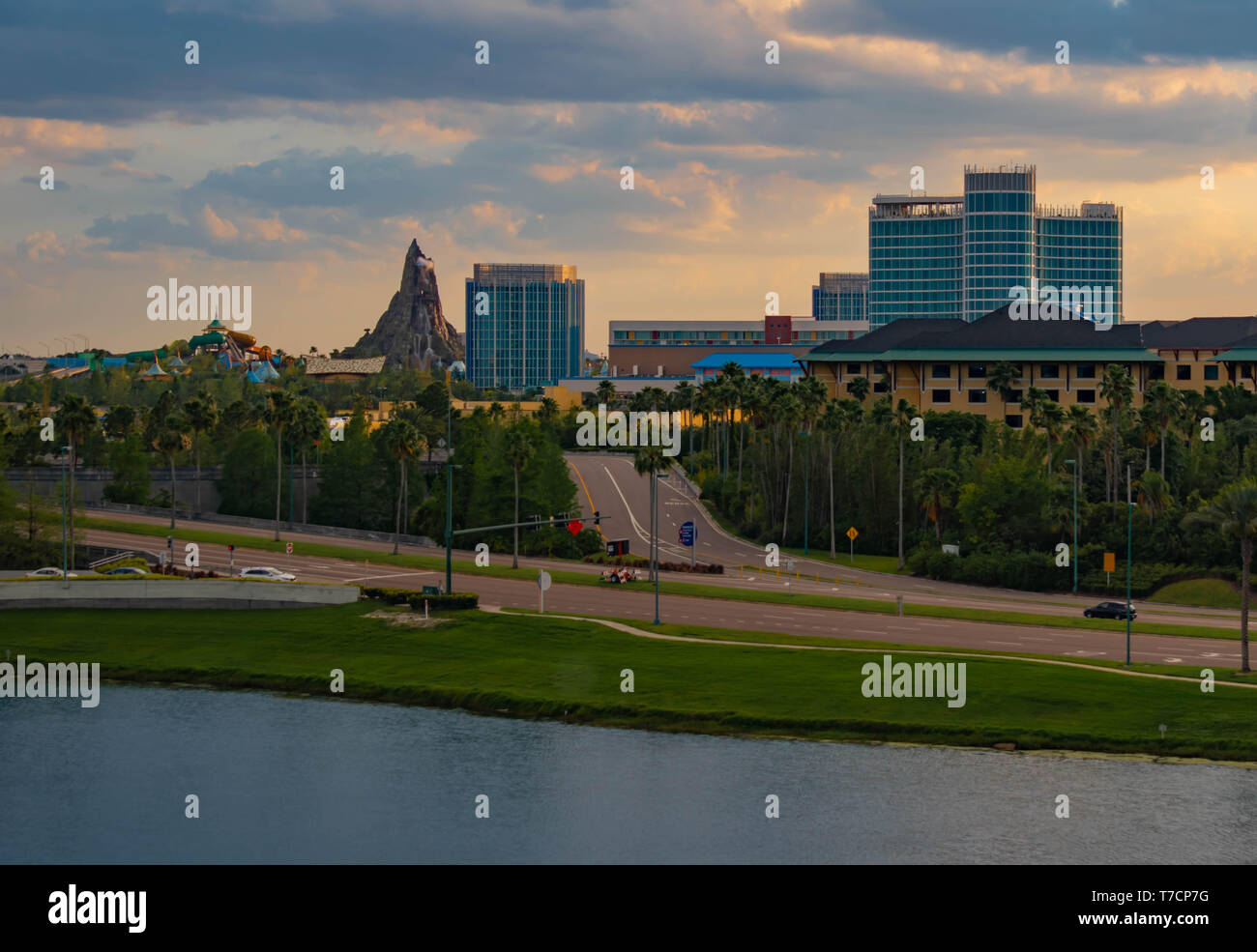 Orlando, Florida. April 18, 2019. Panoramablick auf den Vulkan Bay Water Park, Aventura Hotel und Cabana Beach Resort und Spa in den Universal Studios ar Stockfoto
