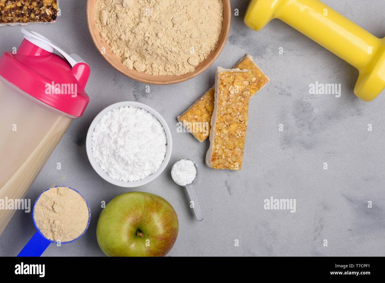 Gesunde fitness Nahrungsergänzungen Creatin protein Apple und Snack Granola Bars flach Stockfoto