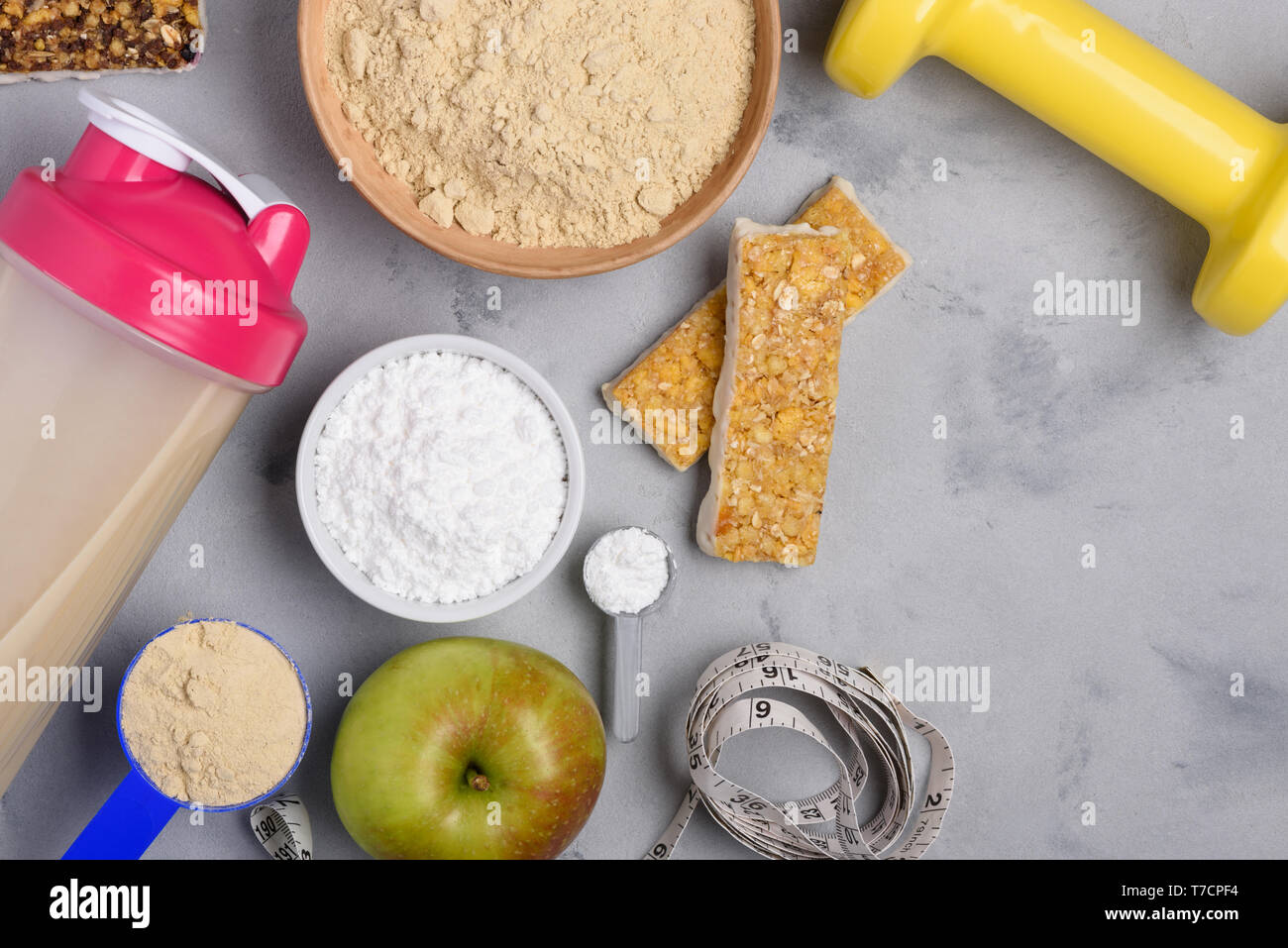 Fitness gesund Ernährung mit Creatin protein Apple und Korn Snack Bars flach Stockfoto