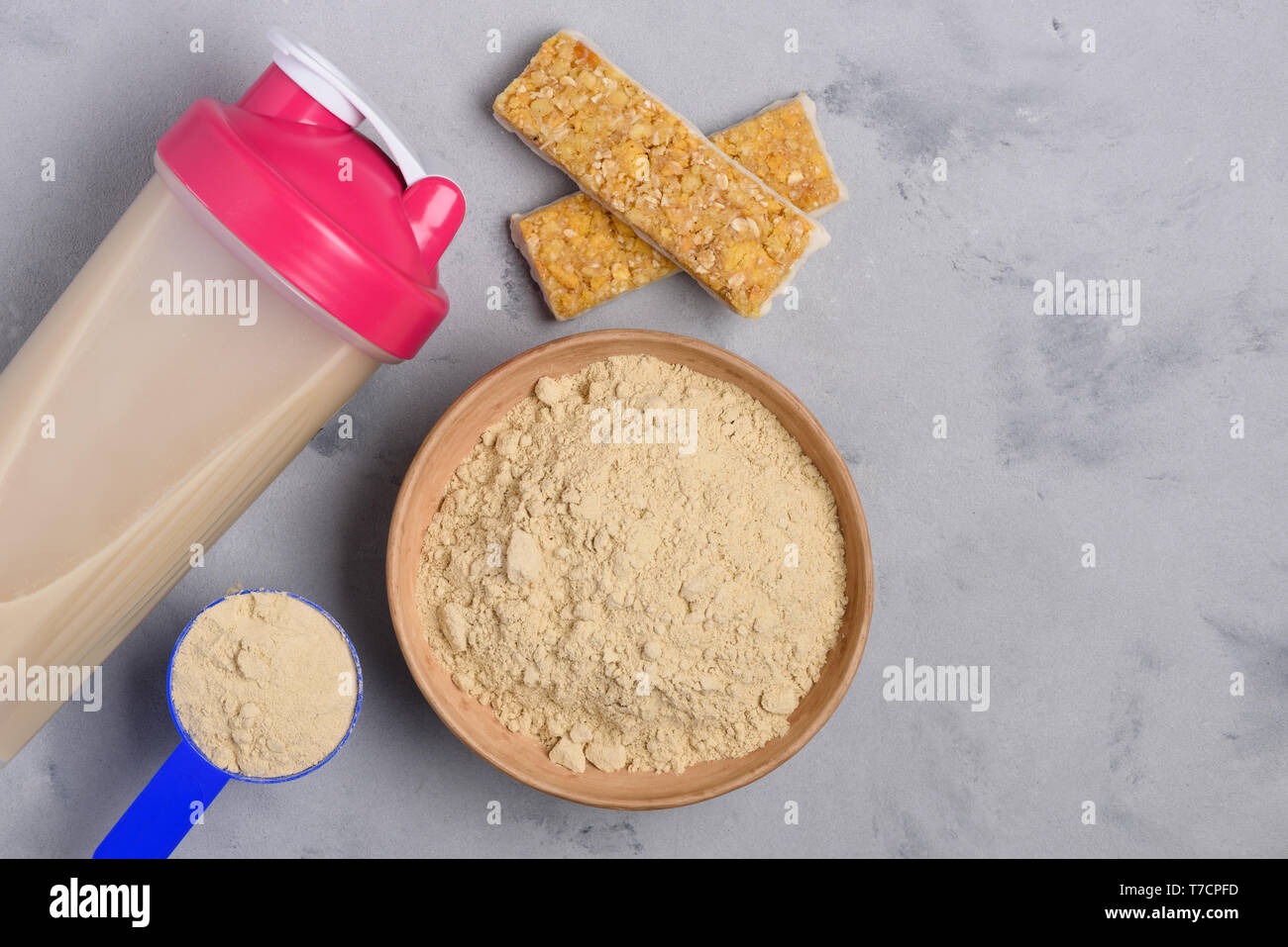 Schüssel und Protein Shaker mit Korn Snack Bars Fitness Gesunde Ernährung Stockfoto