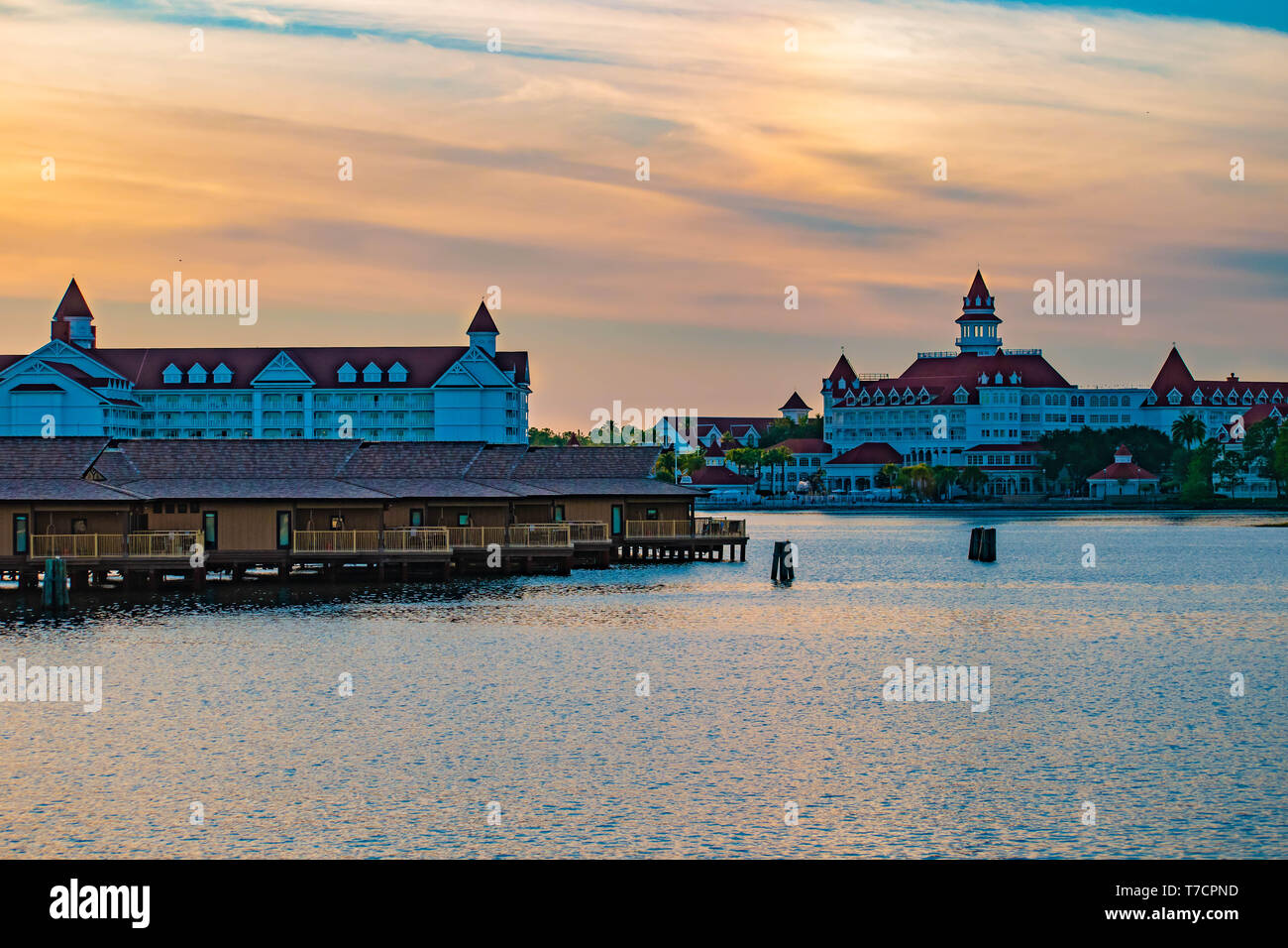 Orlando, Florida. April 23, 2019. Disney's Grand Floridian Resort & Spa am schönen Sonnenuntergang Hintergrund bei der Walt Disney World in Bereich (2) Stockfoto