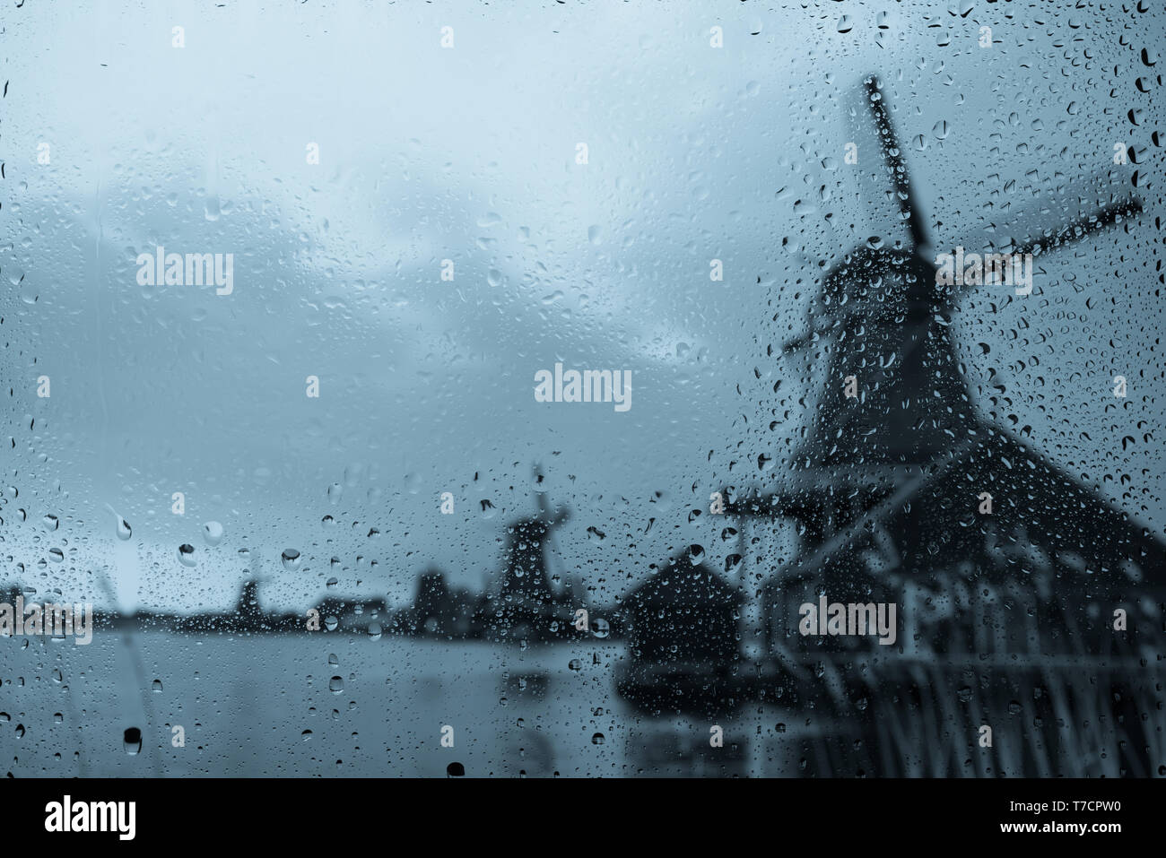 Holländische Windmühlen bei regnerischen Wetter Stockfoto