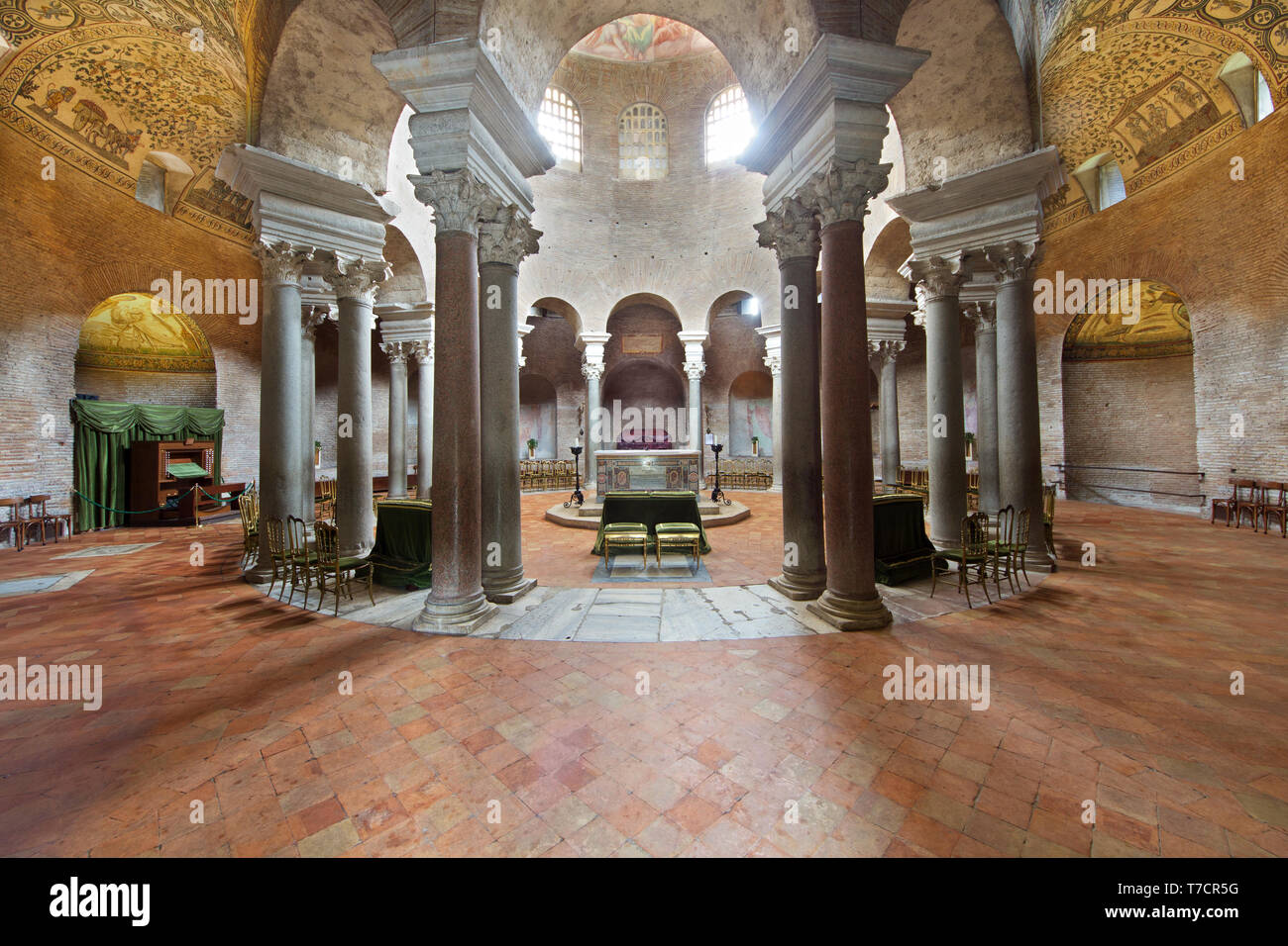 Innenraum des Mausoleums von Santa Costanza (runde Kirche, eines der ersten Beispiele der christlichen Architektur in Rom - 4 c AD) mit der ambulante Stockfoto