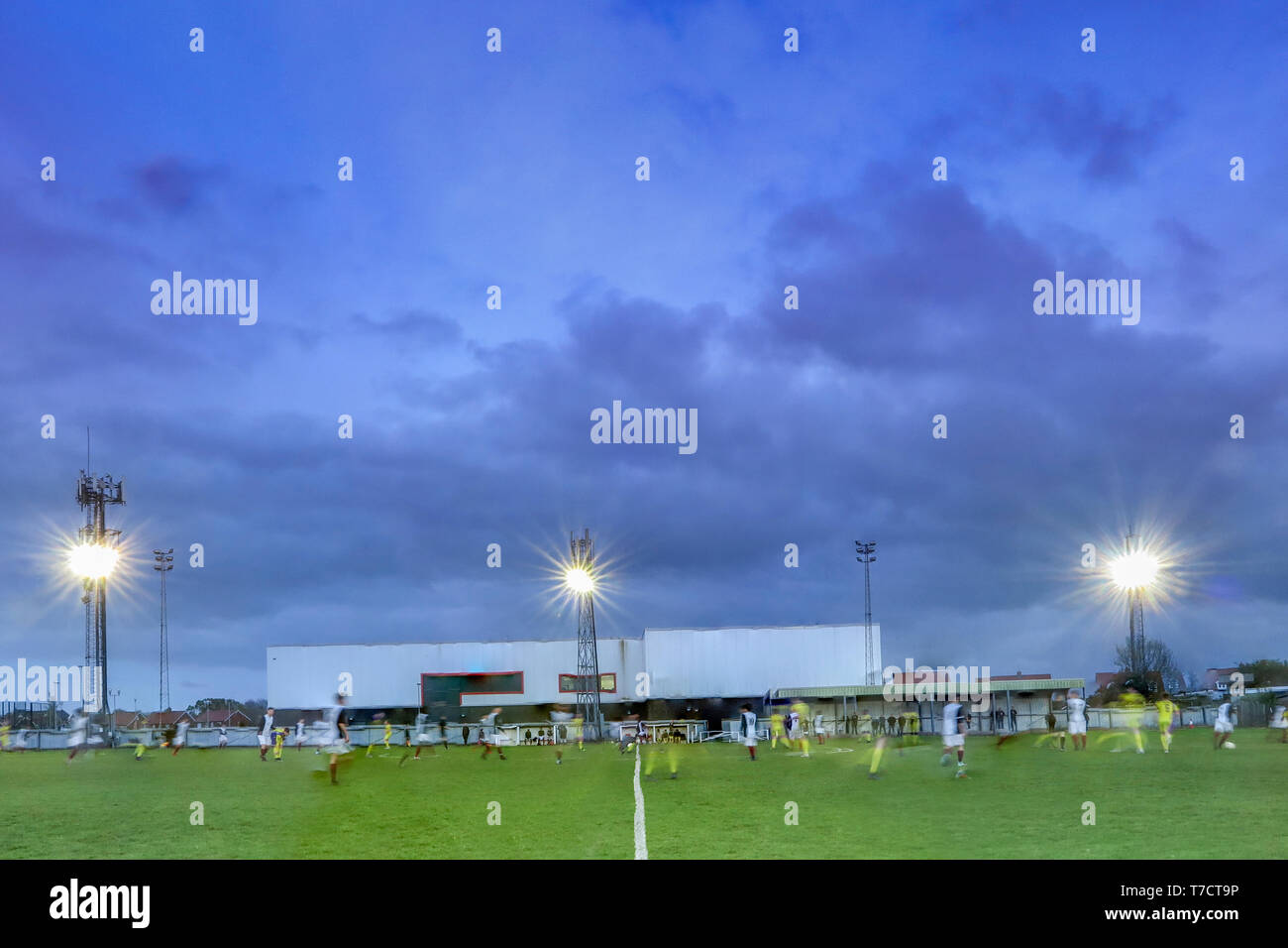 Unscharfe Figuren auf eine lange Belichtung geschossen von einem Amateur Fußballspiel Stockfoto