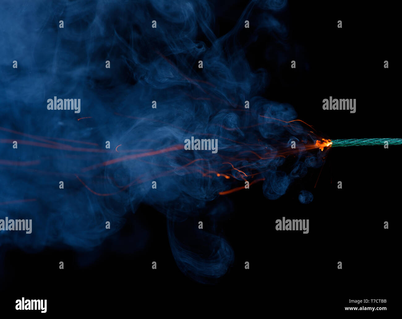 Sicherung brennen mit funkelt und Rauch auf schwarzem Hintergrund. Dynamite firecracker grüne Sicherung. Stockfoto