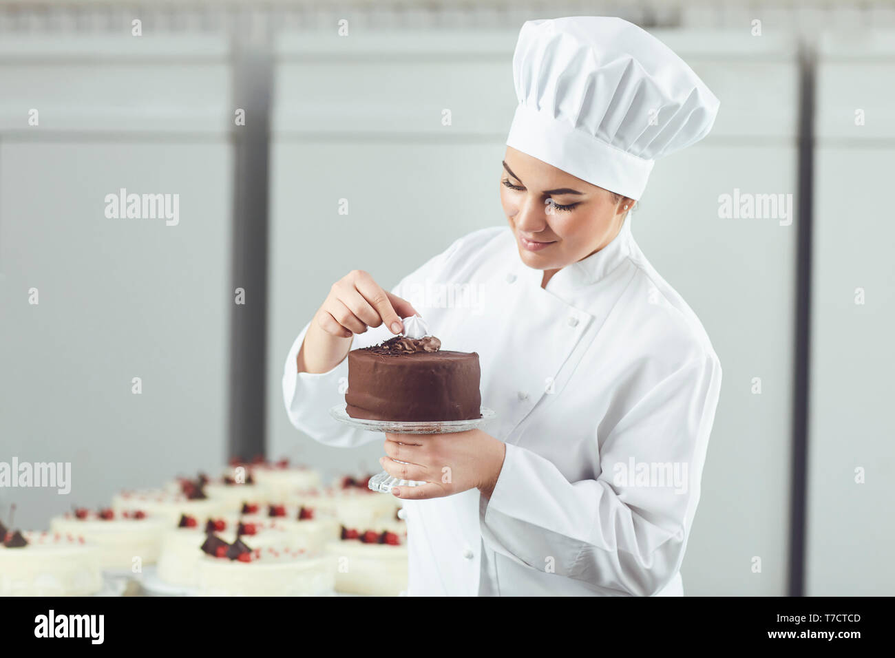 Konditor verzieren Schokolade Kuchen in der Konditorei. Stockfoto