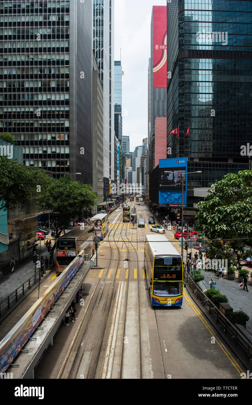 Hong Kong Straßen mit Straßenbahnen und Bürogebäuden Stockfoto