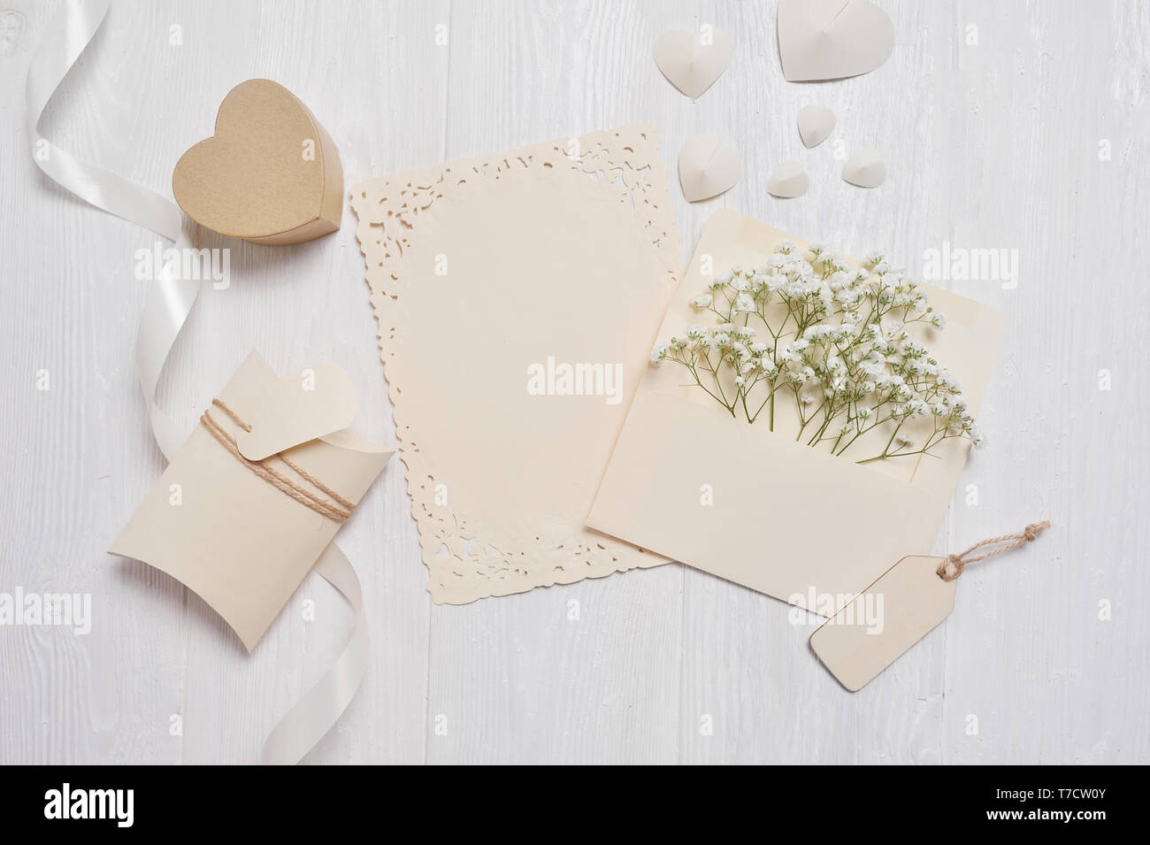 Mockup Brief mit einem pensil und Geschenk Box für Grusskarten Valentinstag im rustikalen Stil mit Platz für Ihren Text, Flach, Ansicht von oben Foto Mock Stockfoto