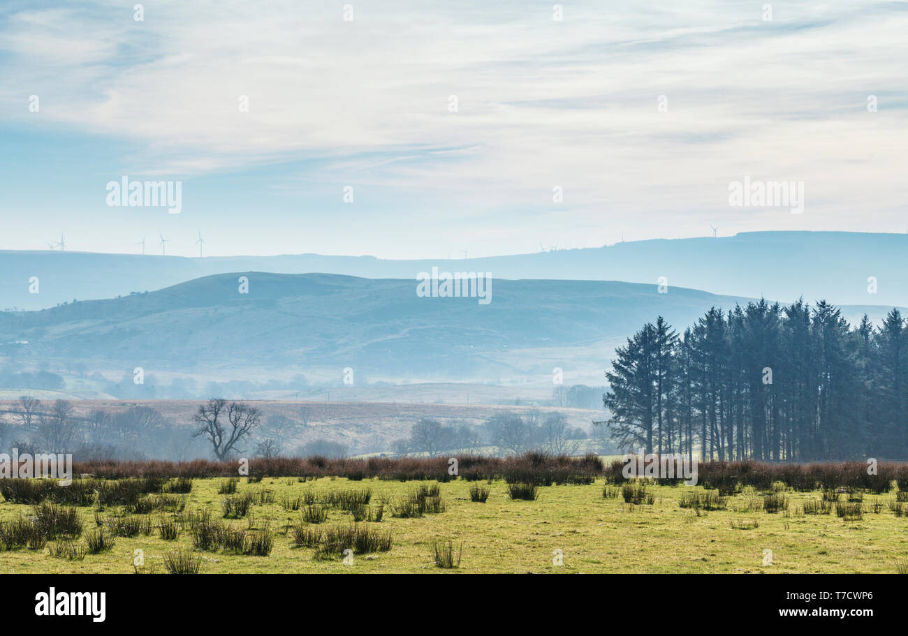 Verschwommene Hügel walisischer Landschaft in Brecon Beacons, Großbritannien Stockfoto