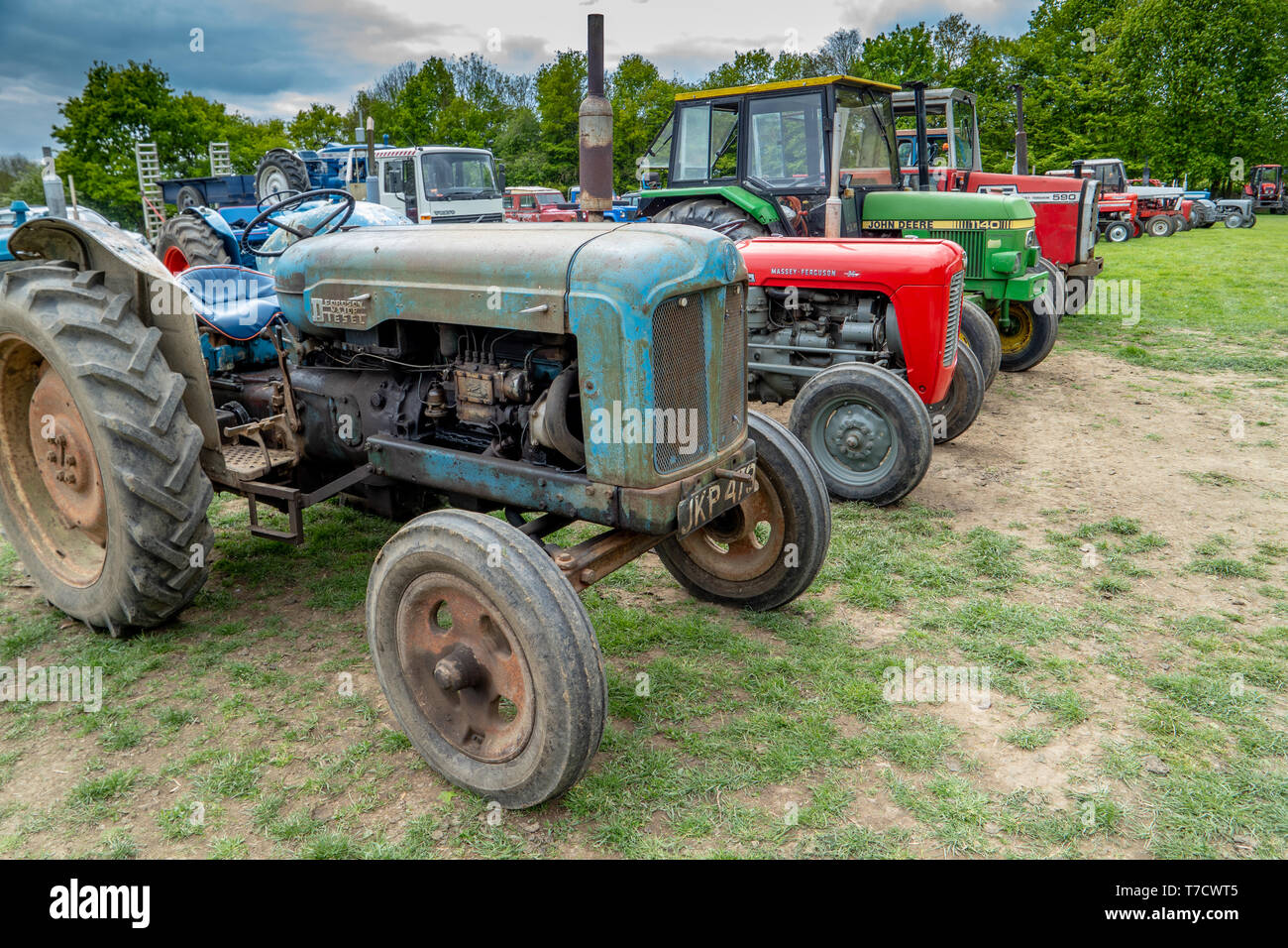 Oldtimer Traktor laufen von Ightham Mote, National Trust, Kent, Fordson Major, Stockfoto
