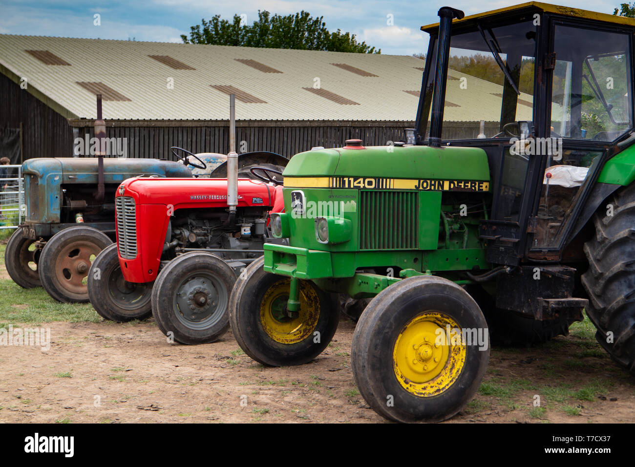 Oldtimer Traktor laufen von Ightham Mote, National Trust, Kent, Fordson Major, Stockfoto