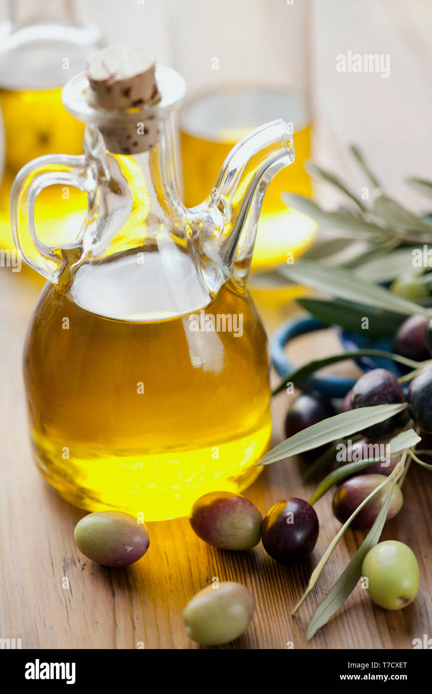 Flasche mit natürlichem Olivenöl Stockfoto