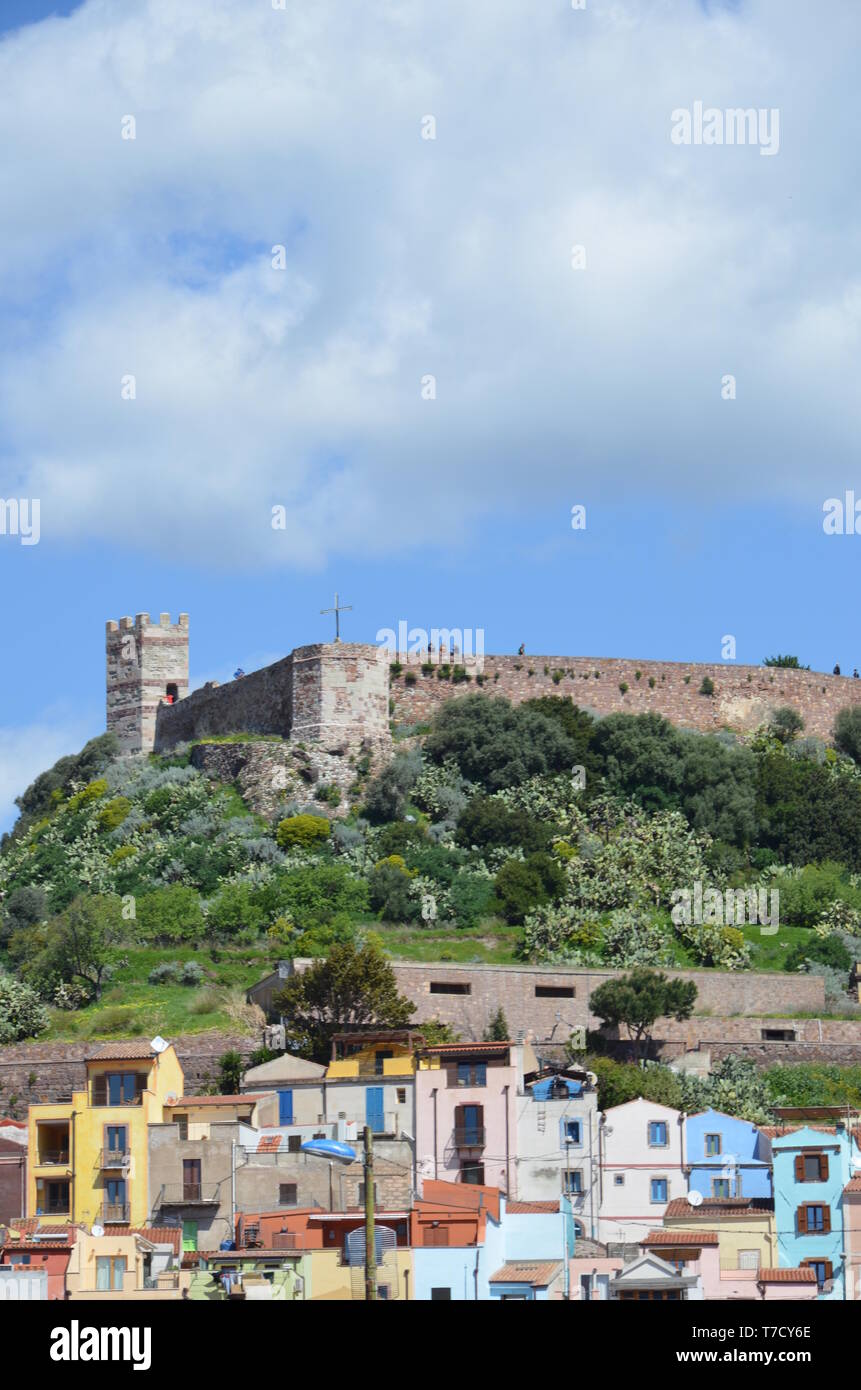 Blick auf Bosa und das Schloss - il Castello di Serravalle Stockfoto