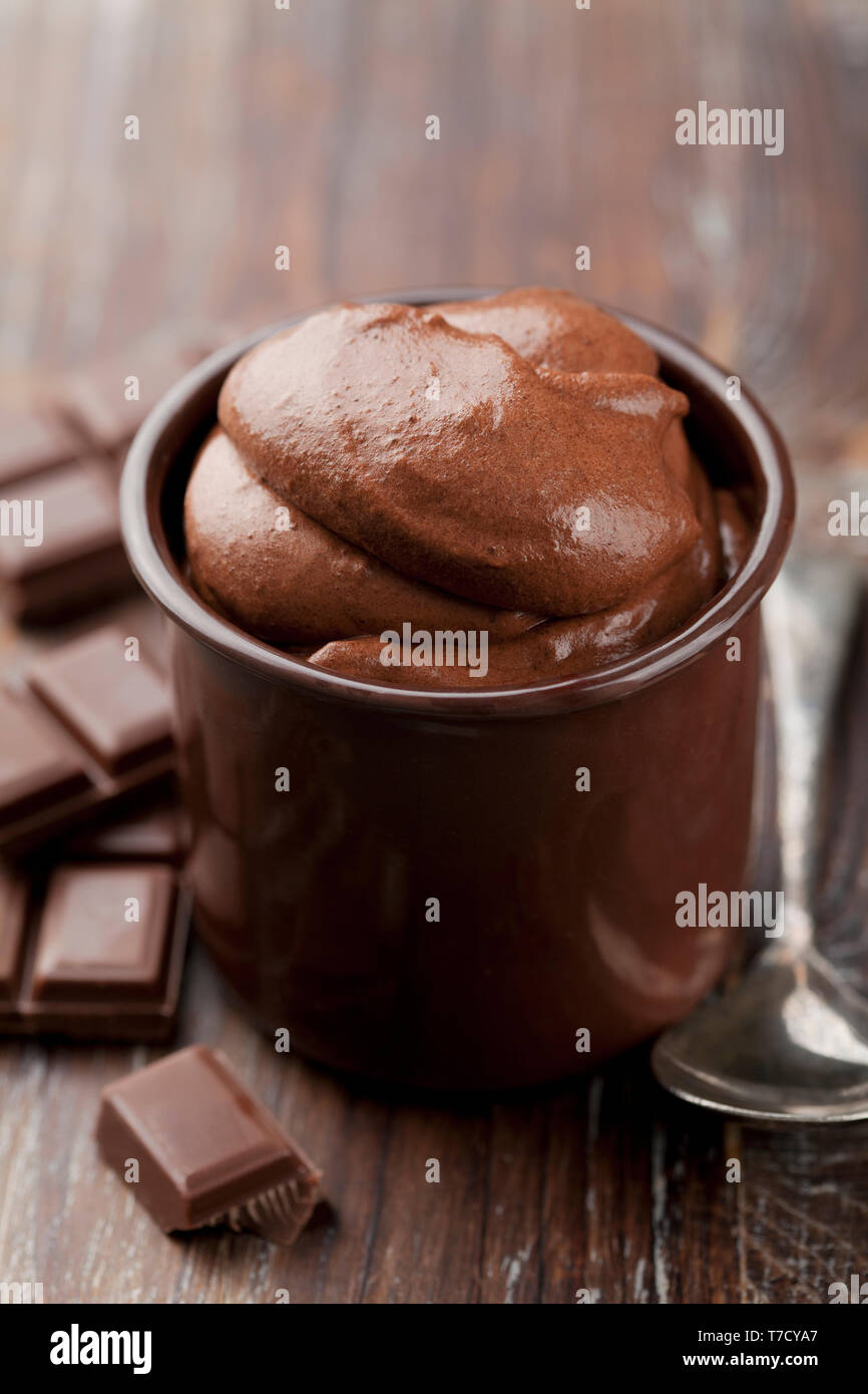 Frisch Mousse au Chocolat, umgeben von Schokolade Quadraten Stockfoto