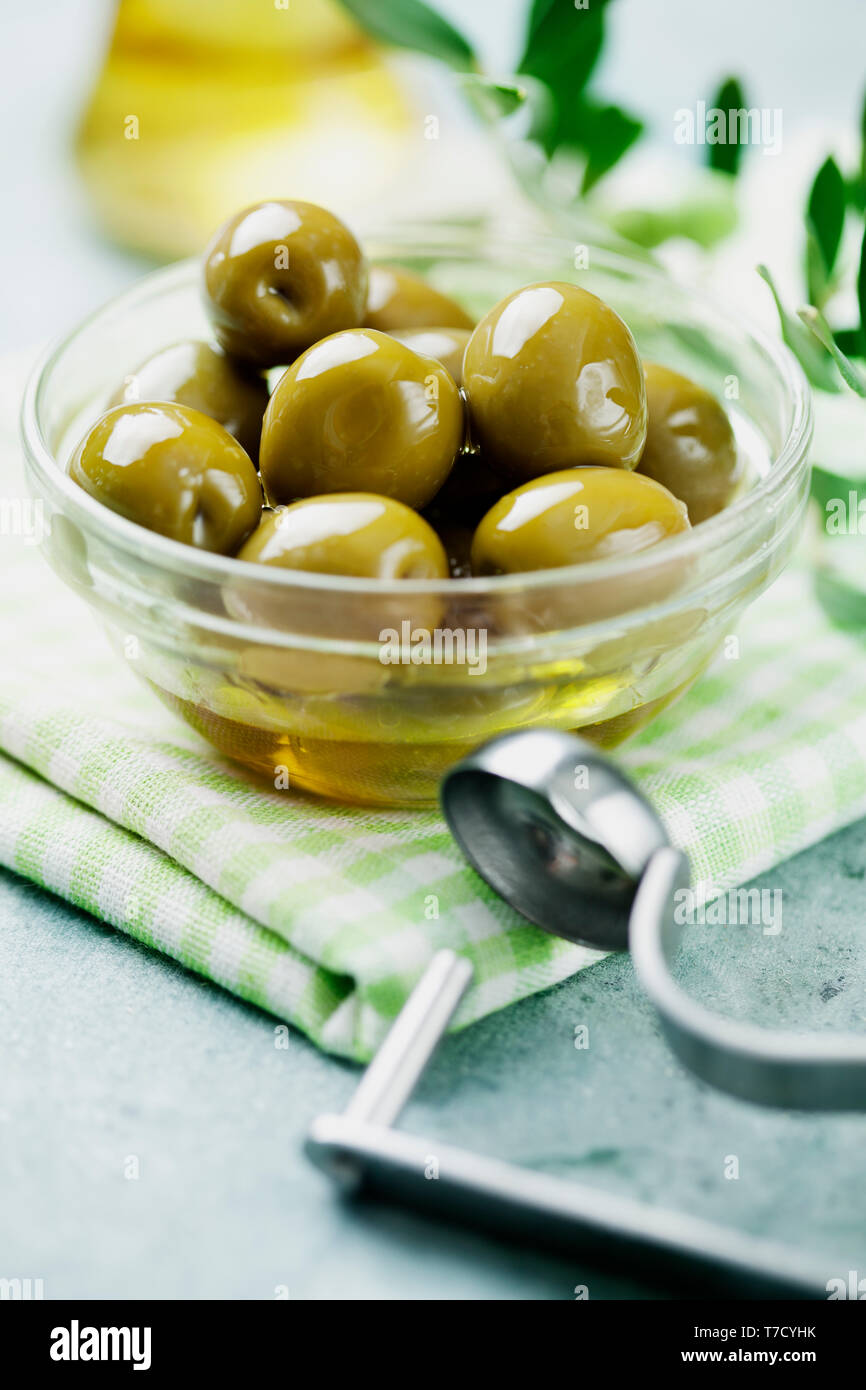 Grüne Oliven in eine Glasschüssel Stockfoto