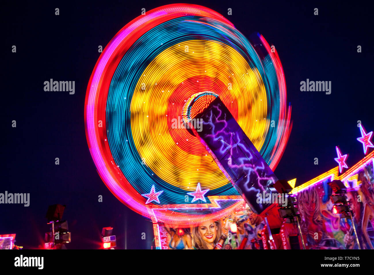 Nacht Fahrgeschäfte im Great Dorset Steam Fair. Stockfoto