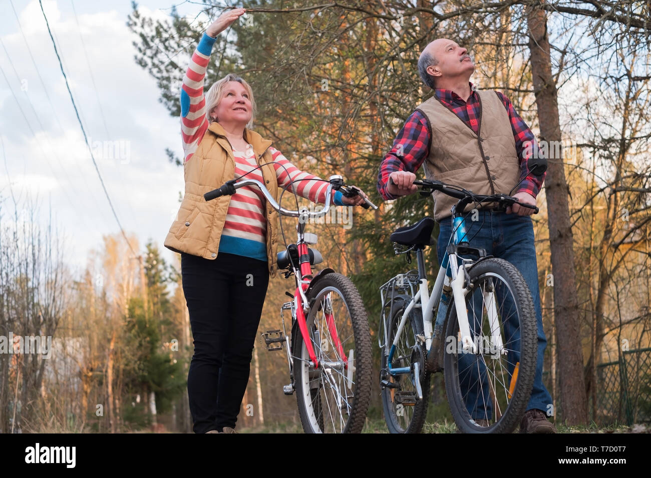 Gerne ältere Senior paar Radfahren im Park Stockfoto