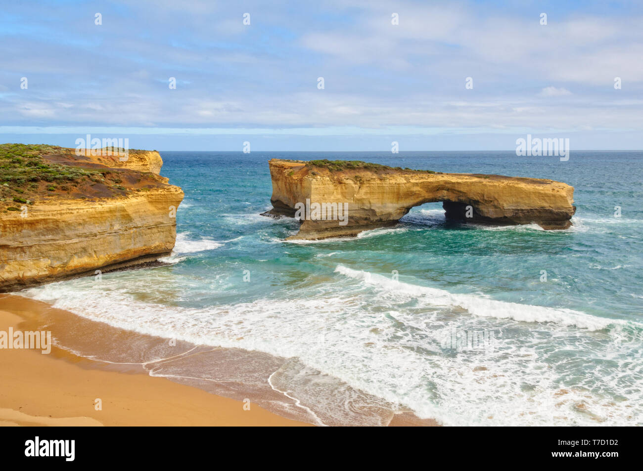 Bis Januar 1990 London Bridge ein Doppel-spanning Brücke zum Festland - Port Campbell, Victoria, Australien Stockfoto