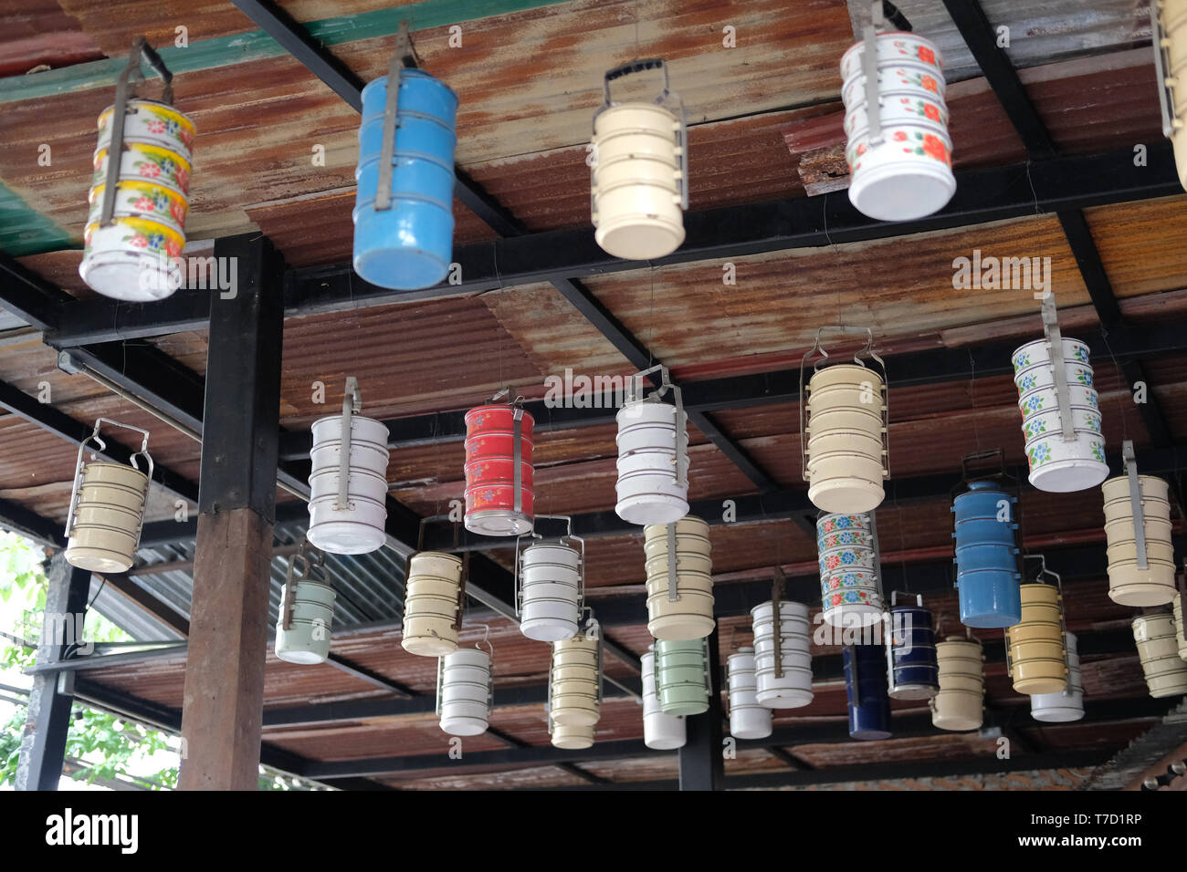Alte vintage Tiffin essen Träger Dekoration an der Decke Stockfoto