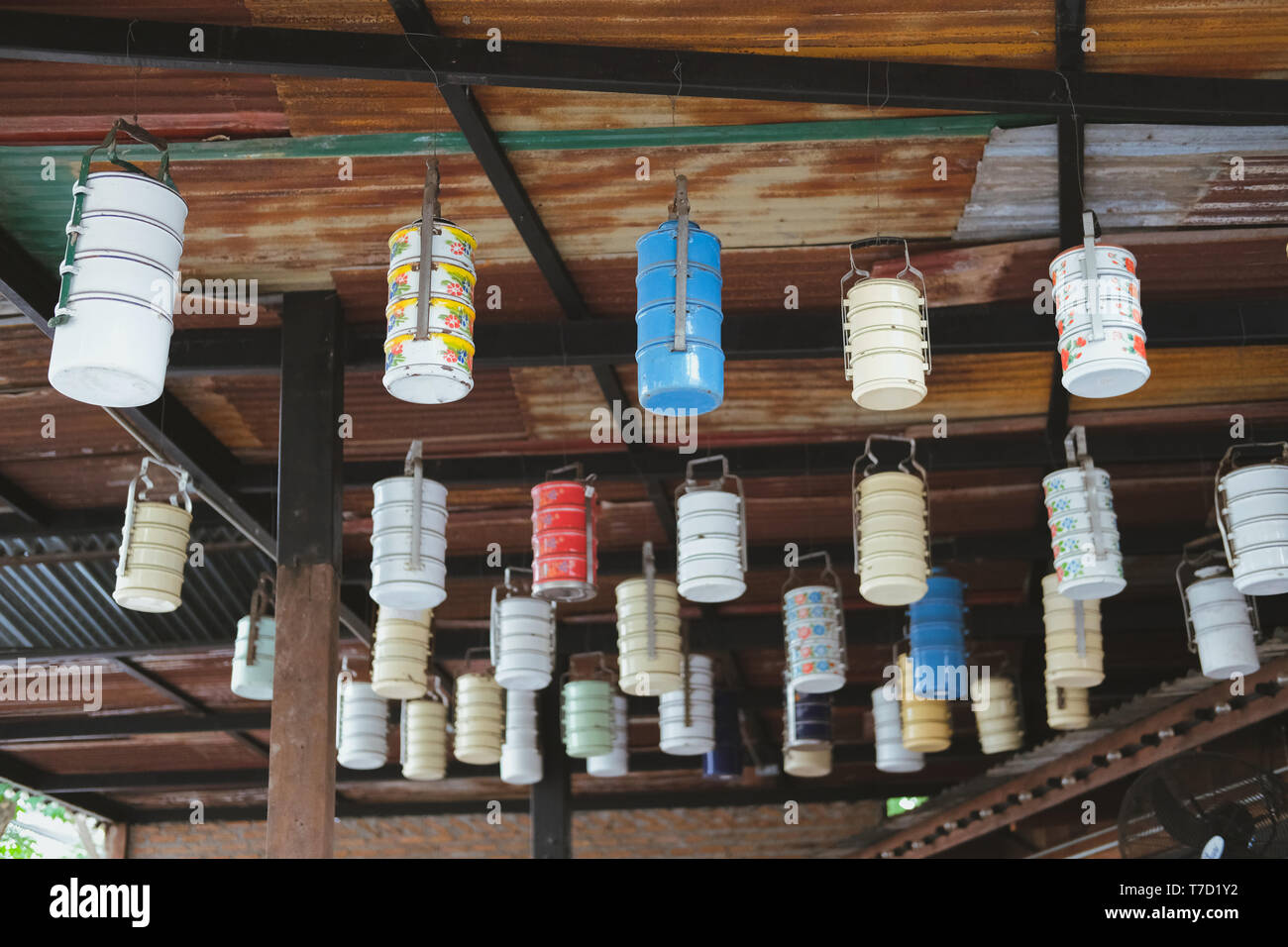 Alte vintage Tiffin essen Träger Dekoration an der Decke Stockfoto