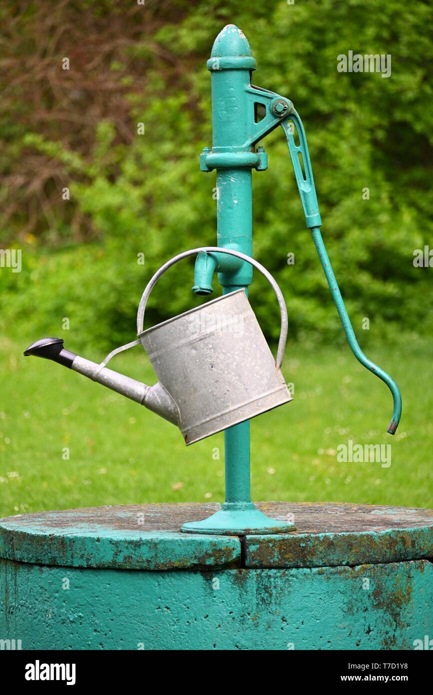 Klassische Handpumpe für Wasser - gut mit Wasserkocher für die Bewässerung  des Gartens Stockfotografie - Alamy