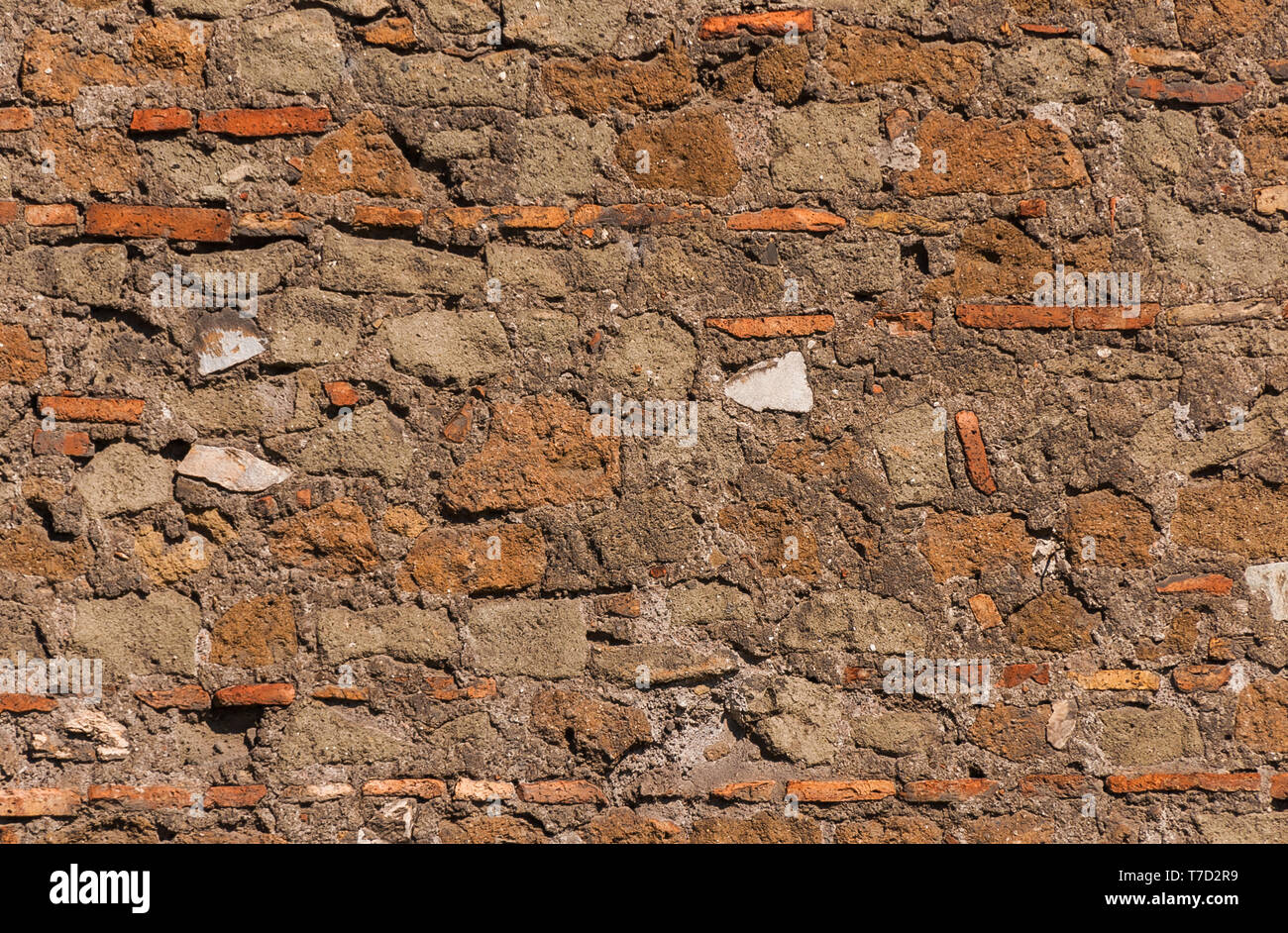 Composite alte Steinmauer mit rauen Oberfläche, als Hintergrund Stockfoto