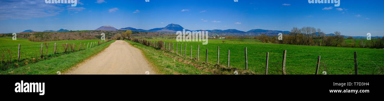 Panoramablick auf den Puys Kette in der Auvergne, Puy-de-Dôme Stockfoto