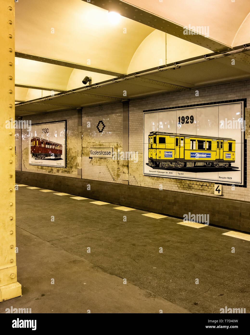 Klosterstraße U-Bahn Der Bahnhof der Linie U2 in Mitte, Berlin. Interieur mit gefliesten Wänden & Bilder der historischen Busse und Züge Stockfoto