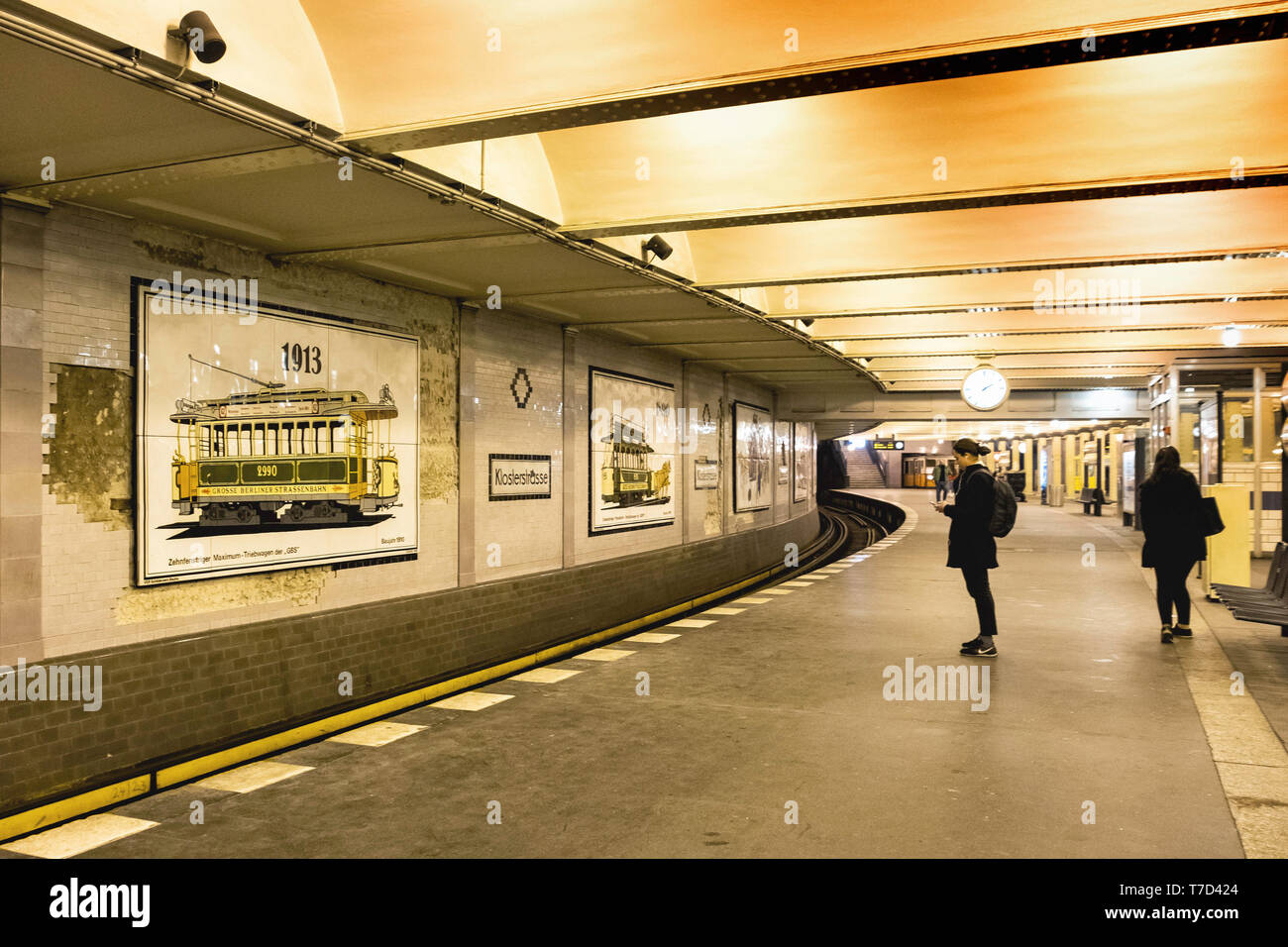 Klosterstraße U-Bahn Der Bahnhof der Linie U2 in Mitte, Berlin. Interieur mit gefliesten Wänden & Bilder der historischen Busse und Züge Stockfoto