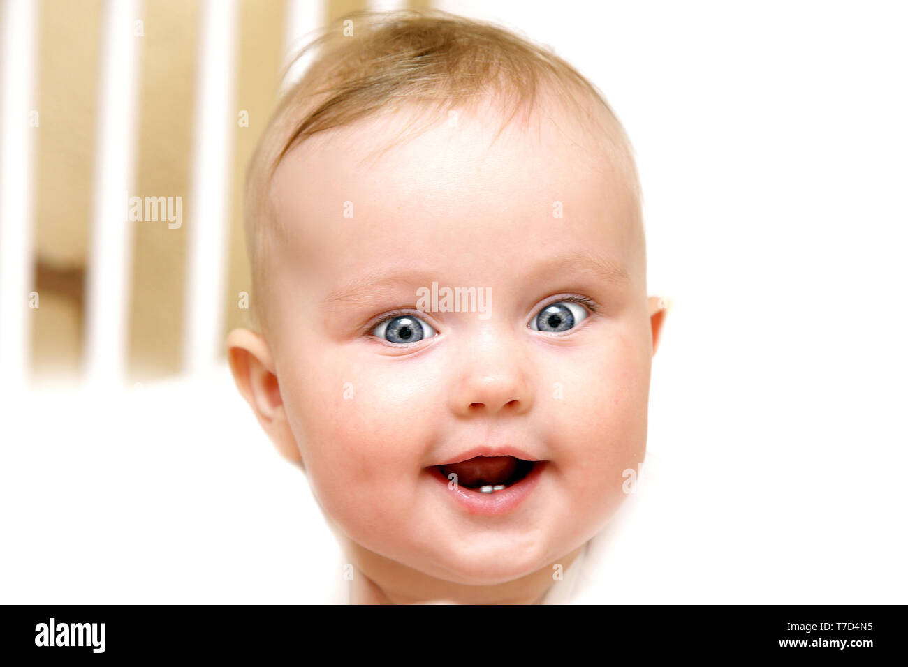 Neugeborene europäischen Baby Mädchen Junge lächelnd zeigt erste Zähne 7 Monate alt Stockfoto