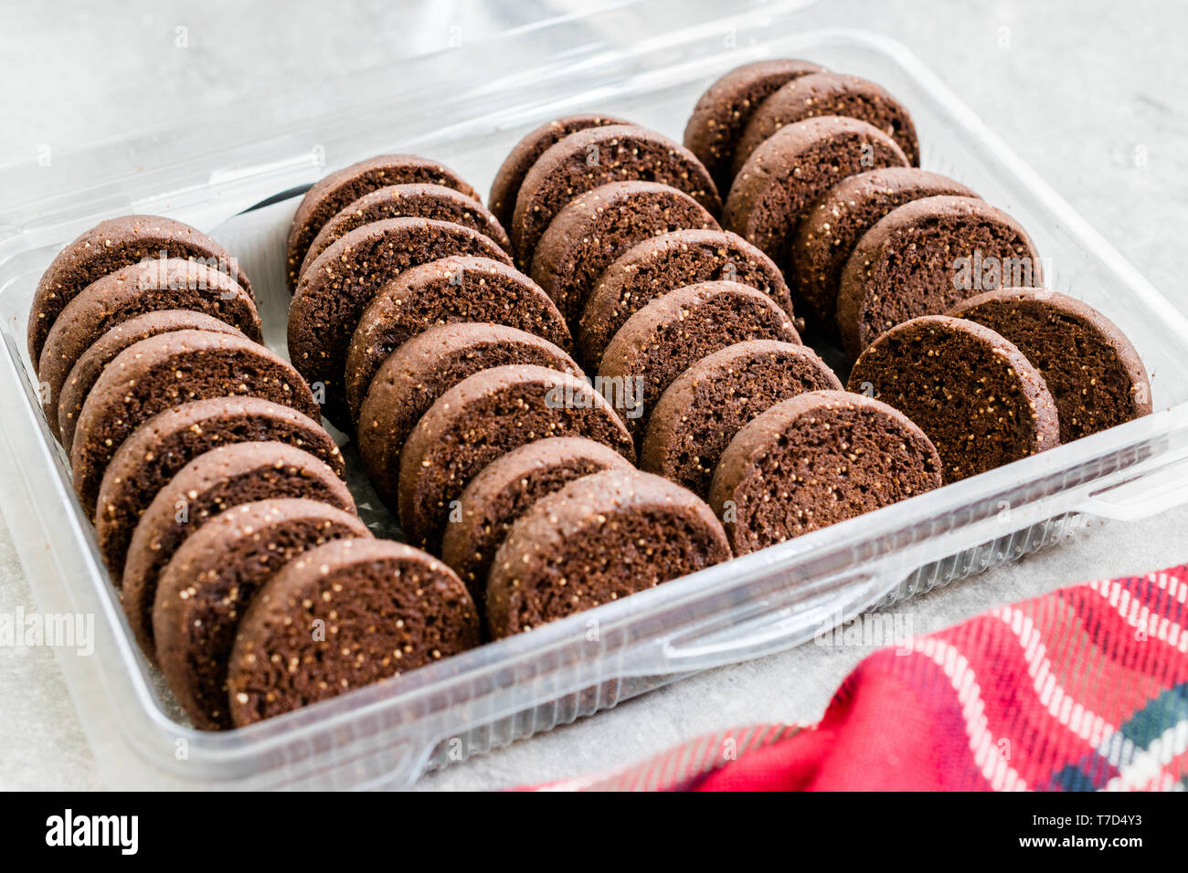 Mohn Cookies mit Kakao in Kunststoff WM-Paket/Container. Ökologische Lebensmittel. Stockfoto