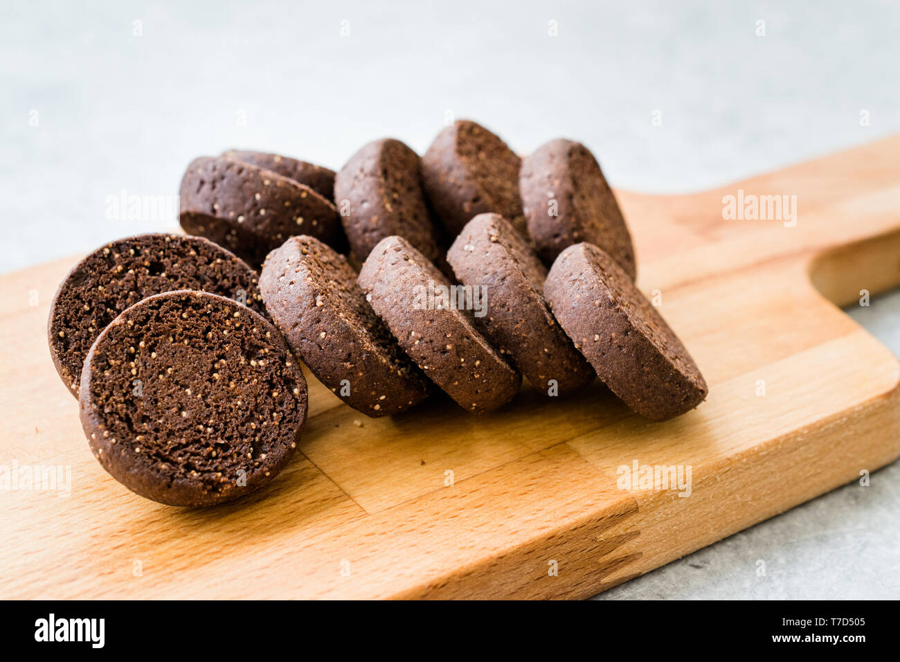 Mohn Cookies mit Kakao Schokolade auf Holzbrett. Ökologische Lebensmittel. Stockfoto